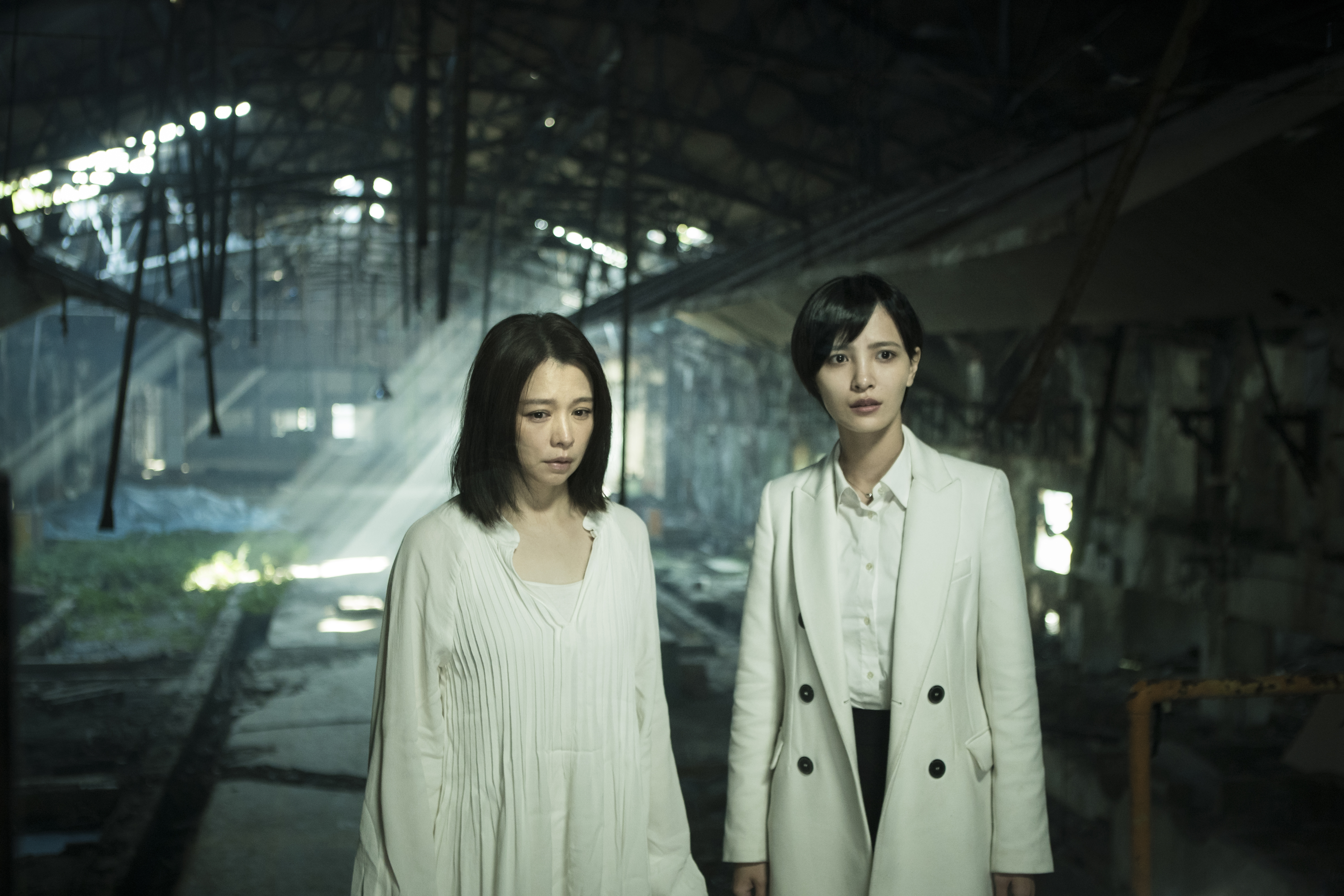 《獵夢特工》是HBO Asia首部自製科幻劇集，徐若瑄才忙完《人面魚》的宣傳活動，隨即又加入演出。（HBO提供)