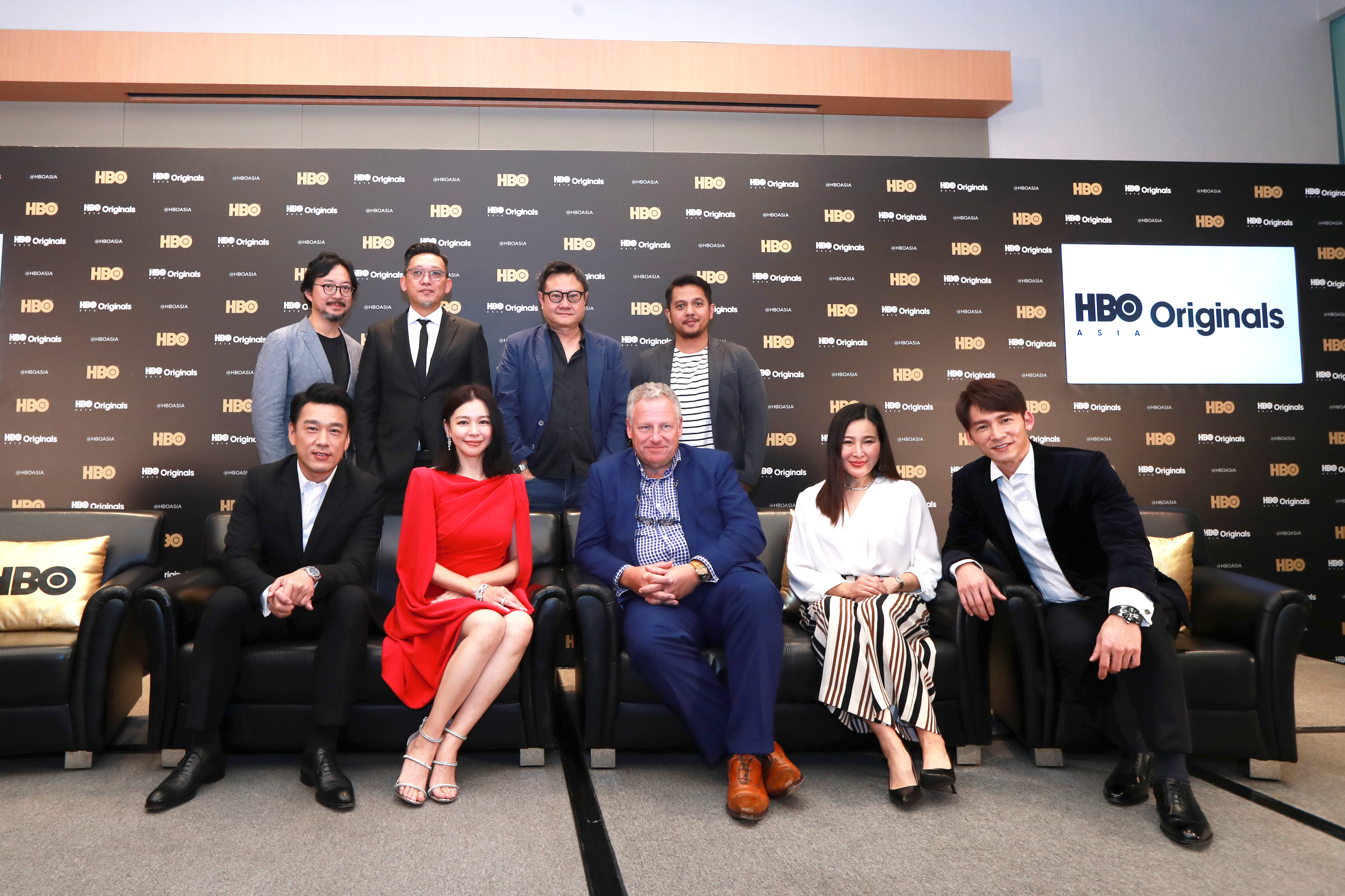 HBO Asia 18日公布4部自製新劇集，其中有3部都是由台灣班底製作演出，徐若瑄（前左2）、王耀慶（前左1）、溫昇豪（前右1）分別代表劇組出席。（HBO提供）