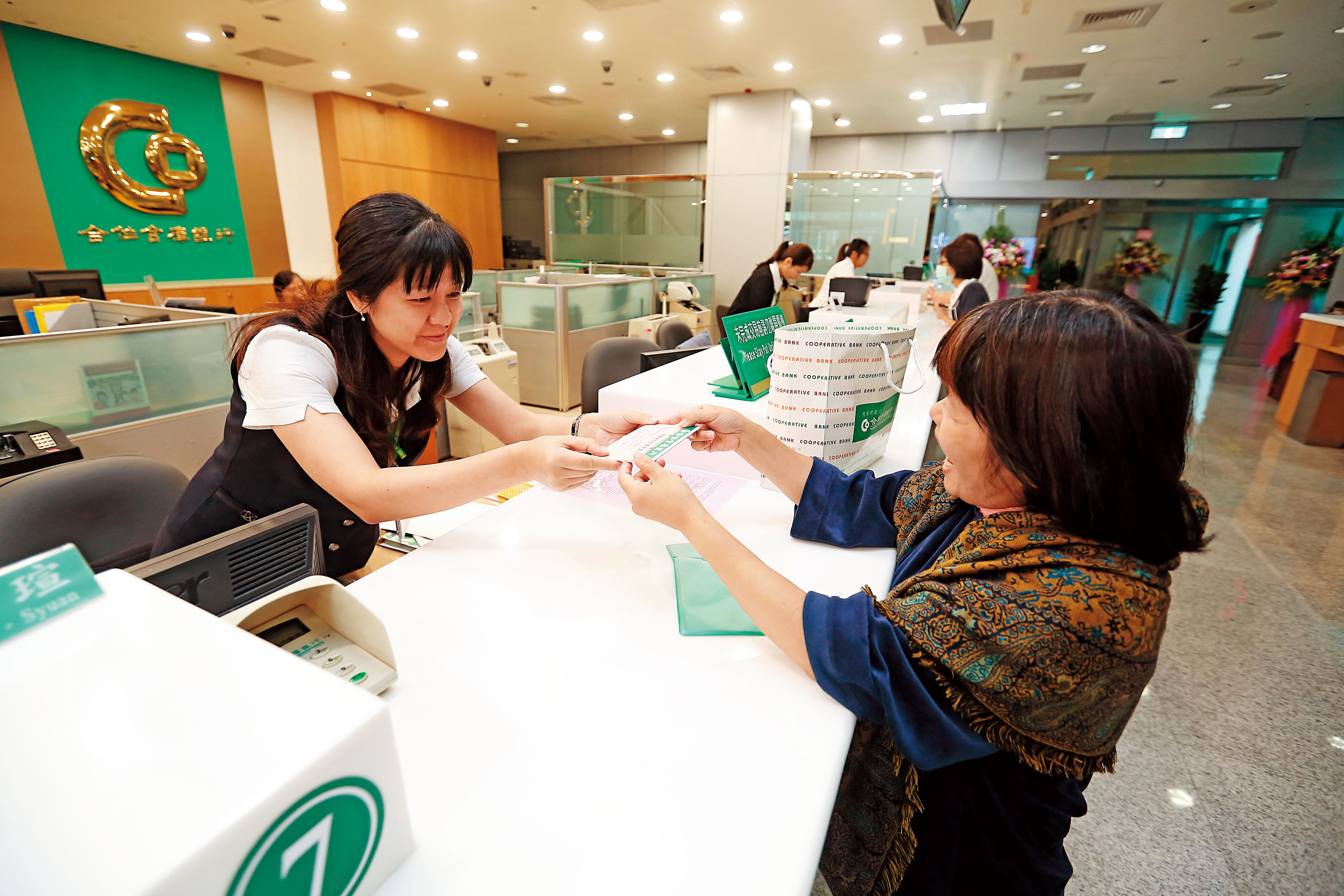 銀行主要營業項目是貸款，但因為知道如何管理風險，可長期獲利。而買債券型基金就像銀行放款收息一樣。