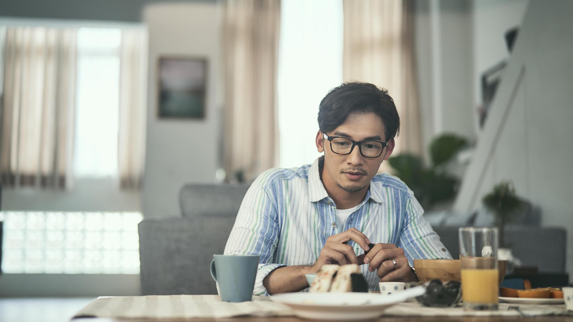 戲中溫昇豪扮演媒體人，曾在新聞台工作過的他表示對媒體生態並不陌生。（HBO提供）