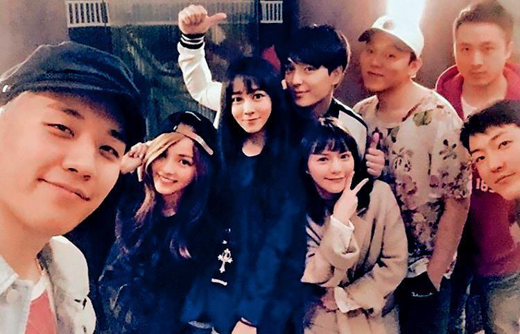 勝利(左起)在台灣也很吃得開,曾與台灣女團「Twinko」成員徐凱希、篠崎泫等人合照還標註名字。(翻攝自勝利IG)