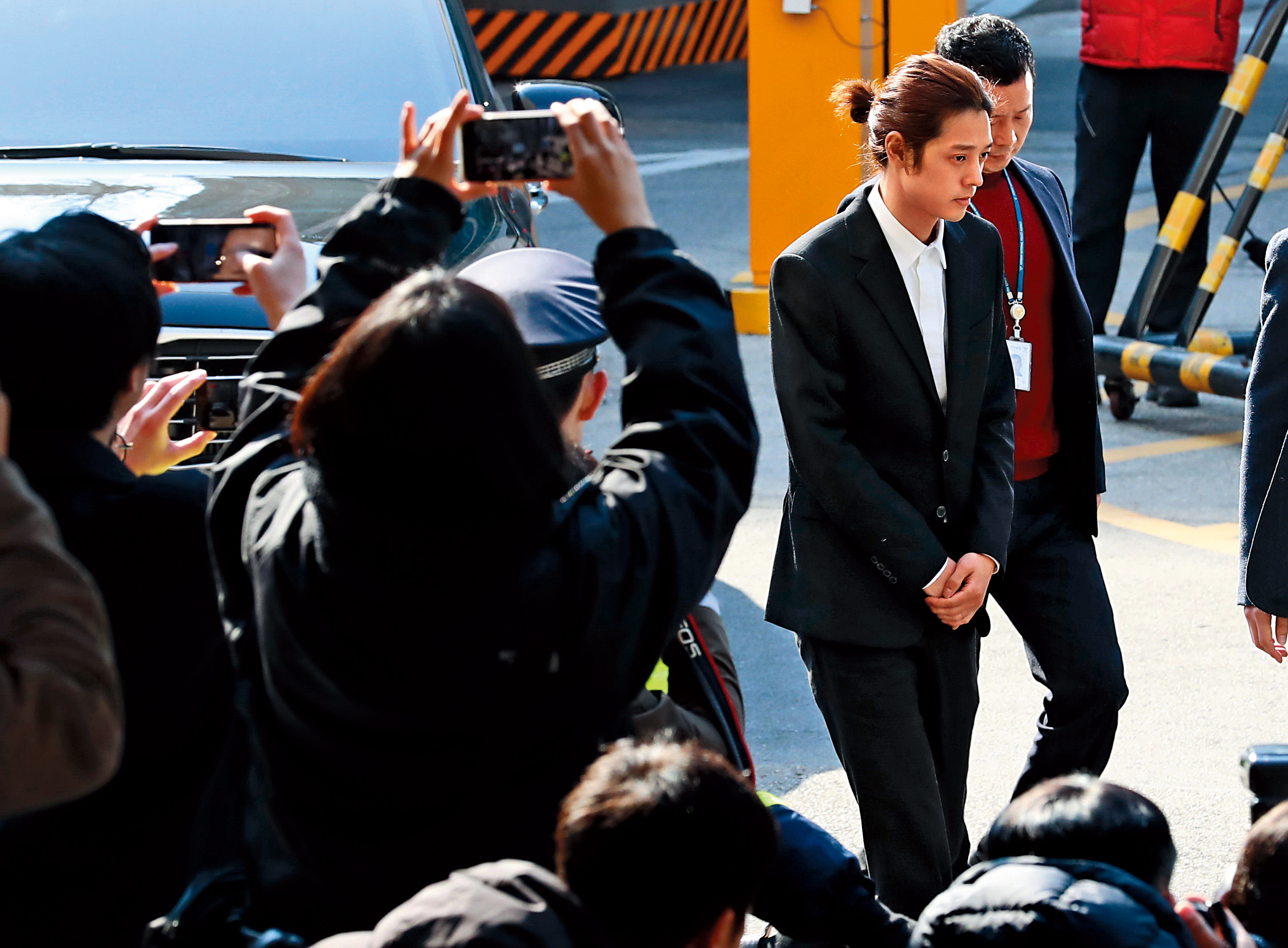 韓國男星鄭俊英（前）涉偷拍淫片引發軒然大波，他赴警局說明時也向外界致歉。（東方IC）