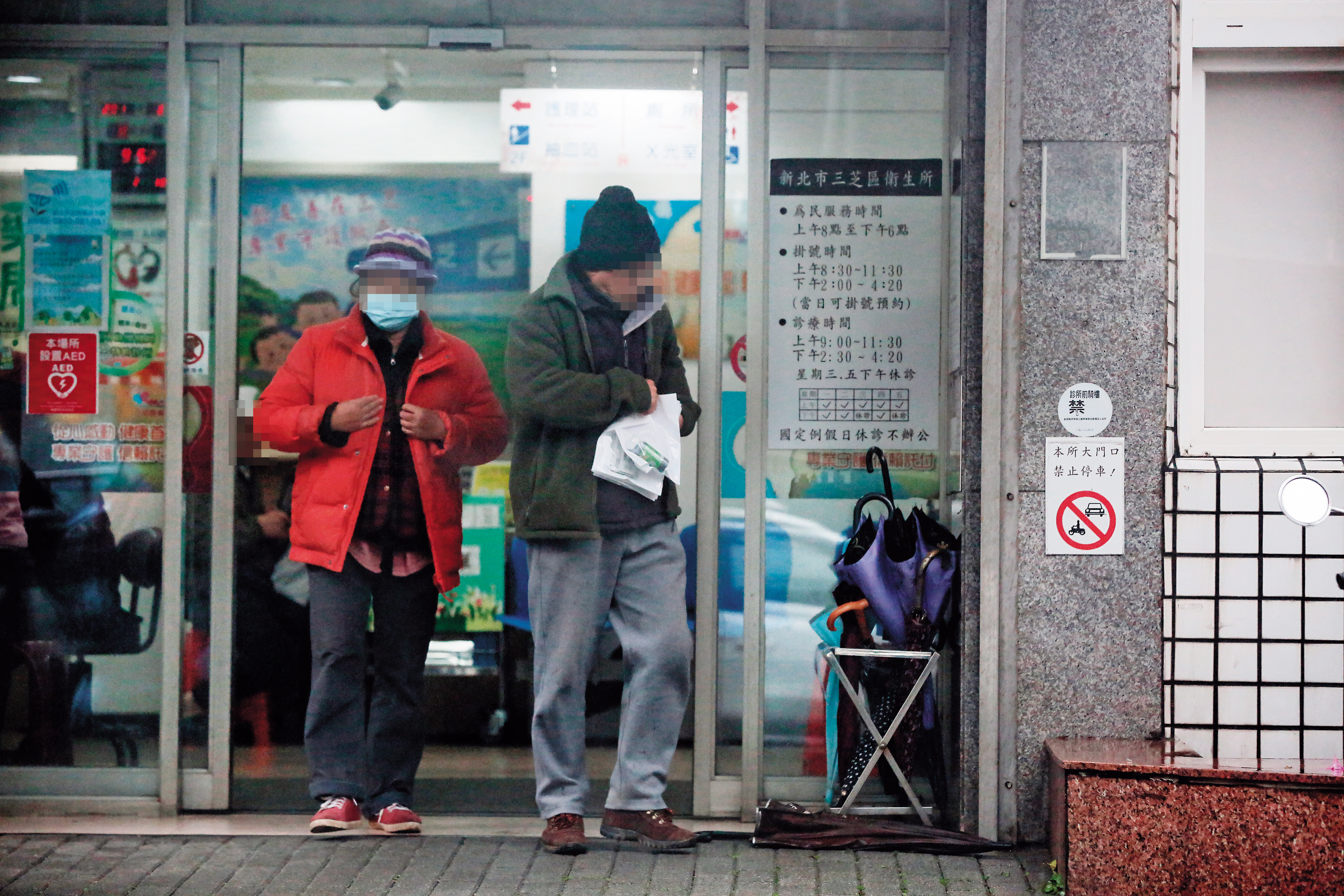 許多病患一次拿走數袋藥包。