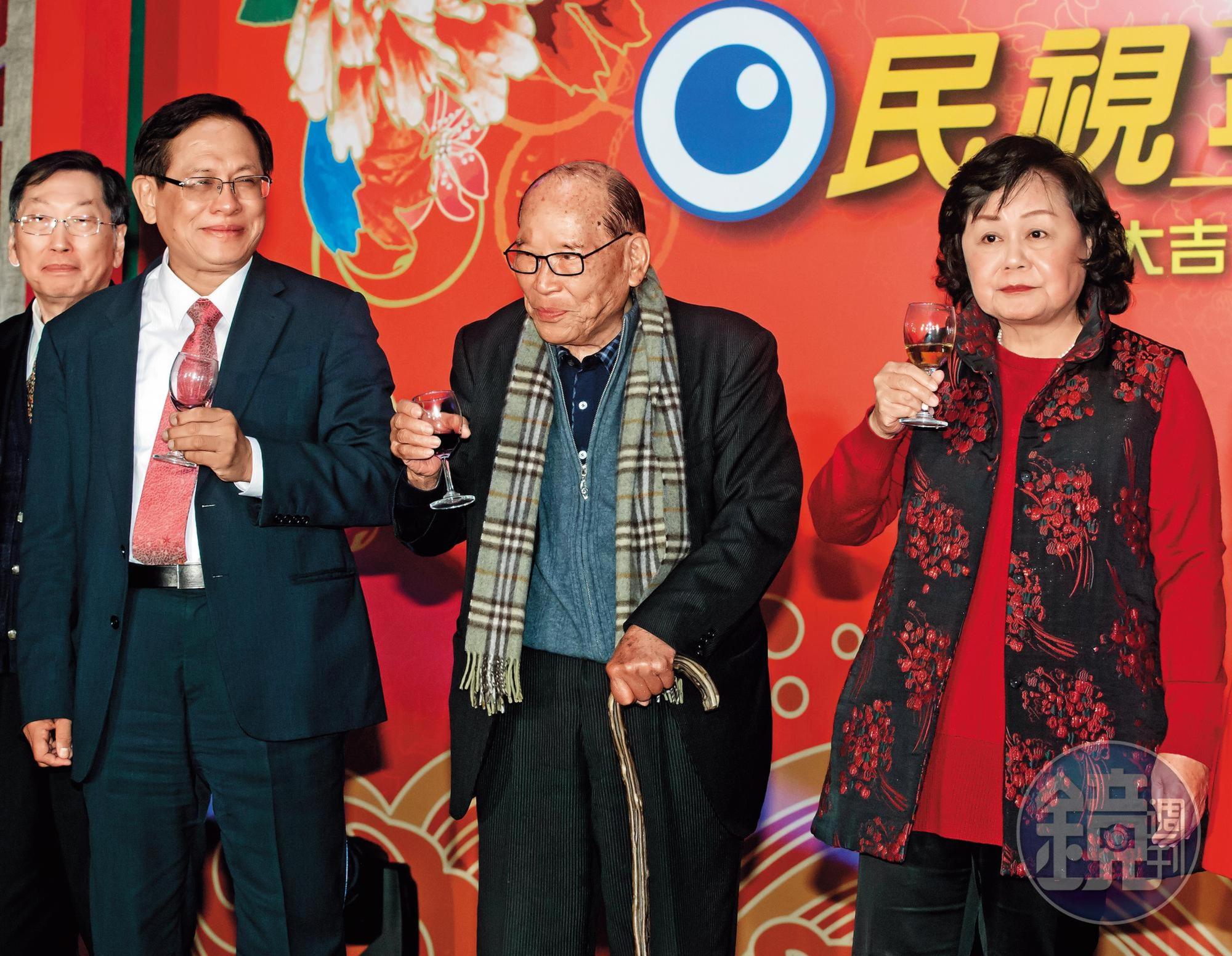 郭倍宏（左）被田再庭（中）提名當上民視董事長，但上任後，行事作風讓王明玉（右）無法認同。