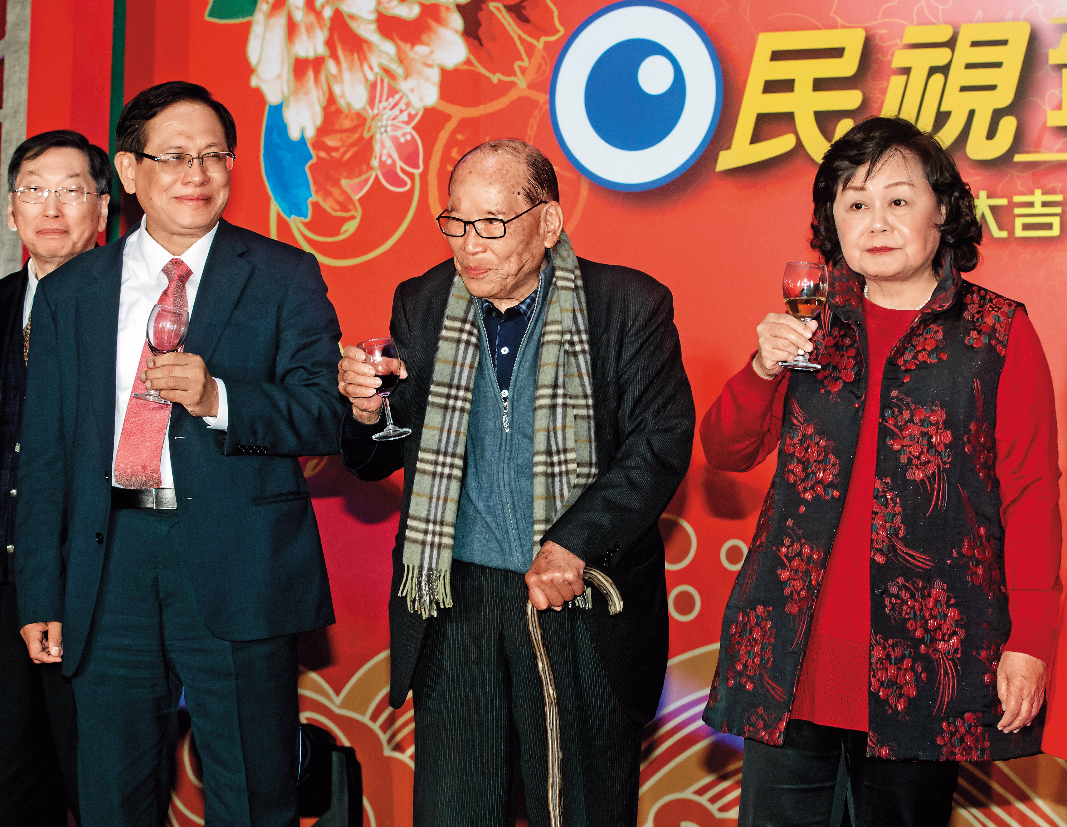 郭倍宏（左）被田再庭（中）提名當上民視董事長，但上任後，行事作風讓王明玉（右）無法認同。