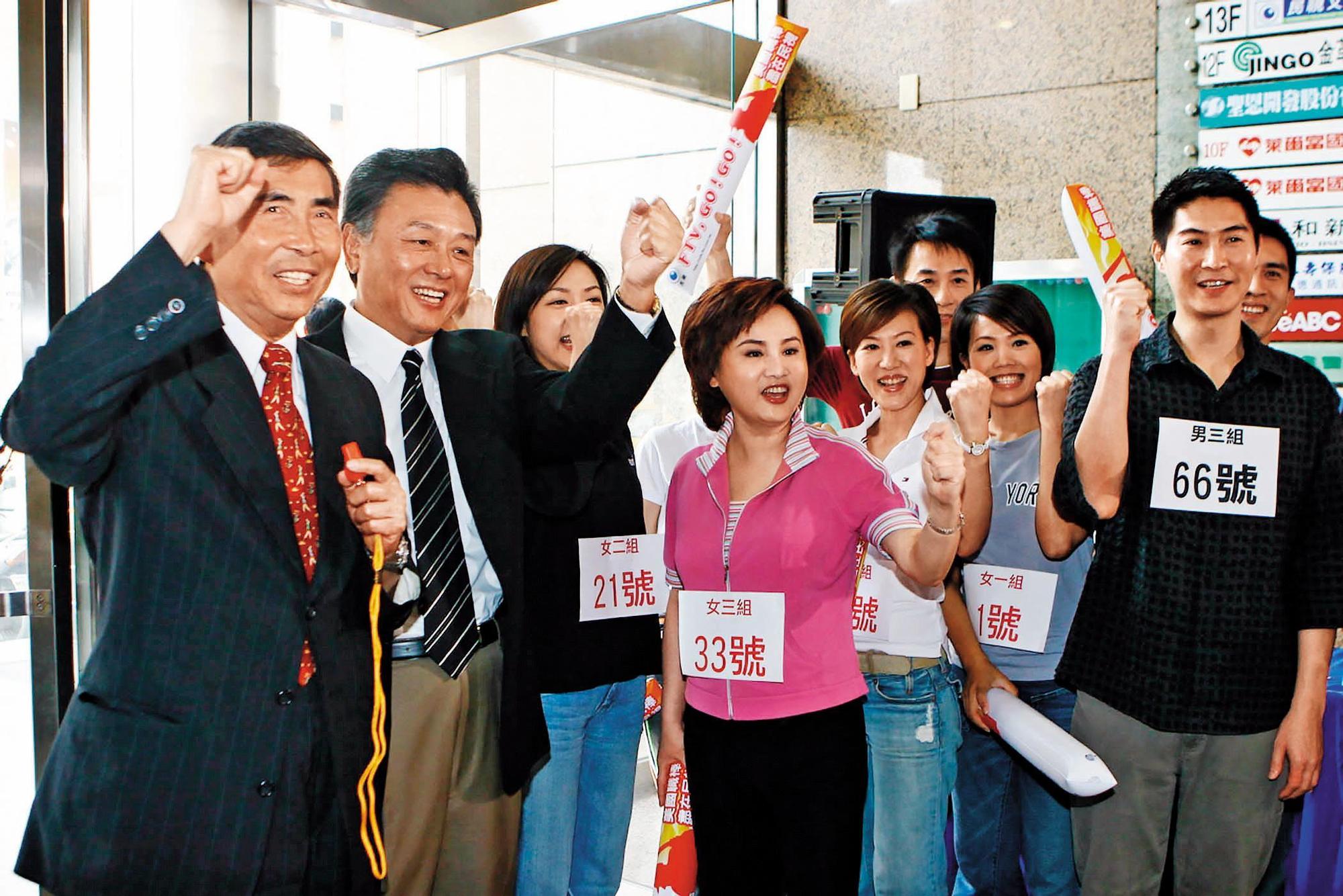 1996年蔡同榮（左一）向全民募資成立民視，還找來陳剛信（左二）等人經營電視台。（中央社）