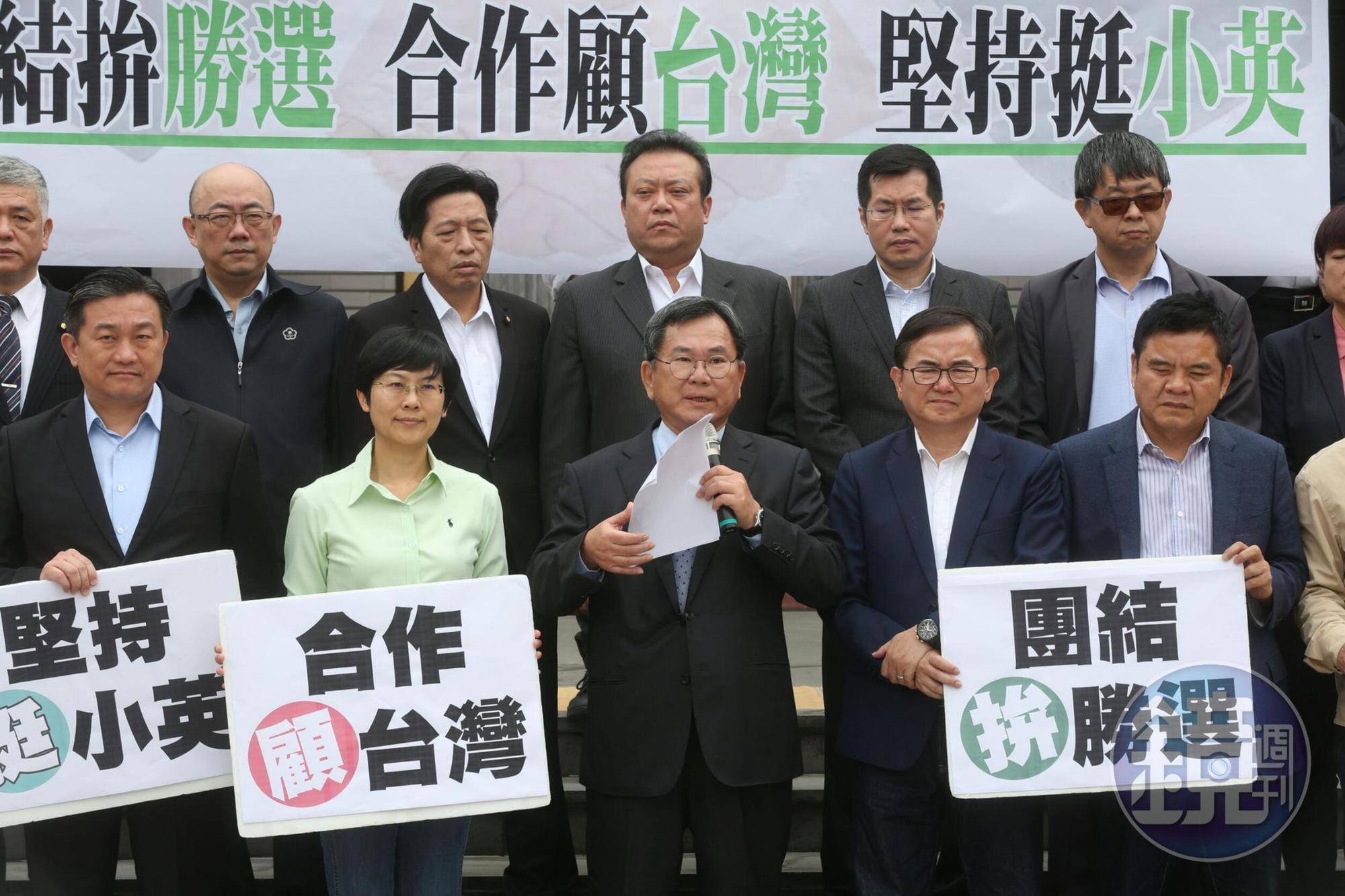 民進黨立委陳明文與20多位黨籍立委開記者會呼籲民進黨團結拚勝選,力挺蔡英文連任。