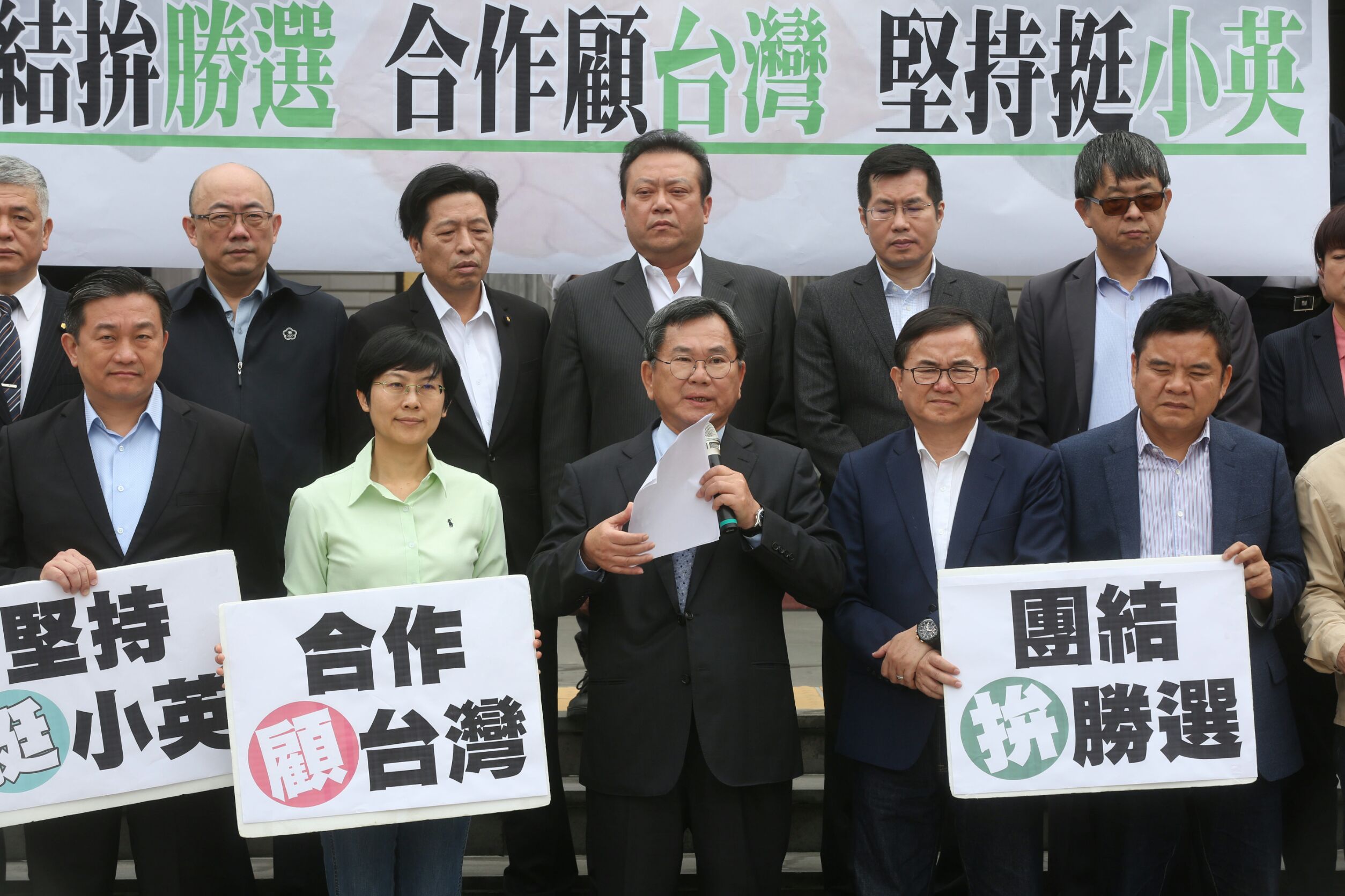 民進黨立委陳明文與20多位黨籍立委開記者會呼籲民進黨團結拚勝選，力挺蔡英文連任。