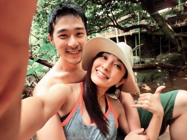 愛紗雖然與周洺甫離婚,兩人還在交往時,愛紗也會以老闆娘的姿態,幫周洺甫的咖啡廳顧店。(翻攝自愛紗IG)