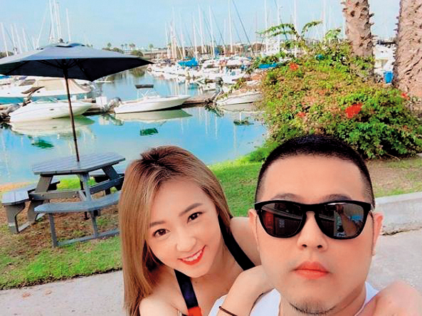 詹子晴與男友王惟立復合後,男友力挺她的手搖飲副業,兩人也會彼此去對方的店幫忙。(翻攝自詹子晴IG)