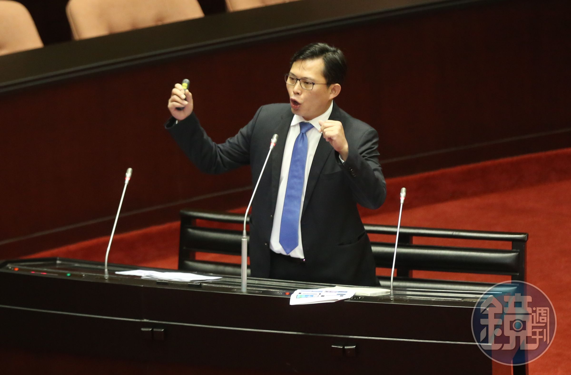 今天立院原定審查酒駕相關法案，但主持議會的副院長蔡其昌早早就宣布休息，引來時力立委黃國昌質疑酒駕修法根本在「打假球」。