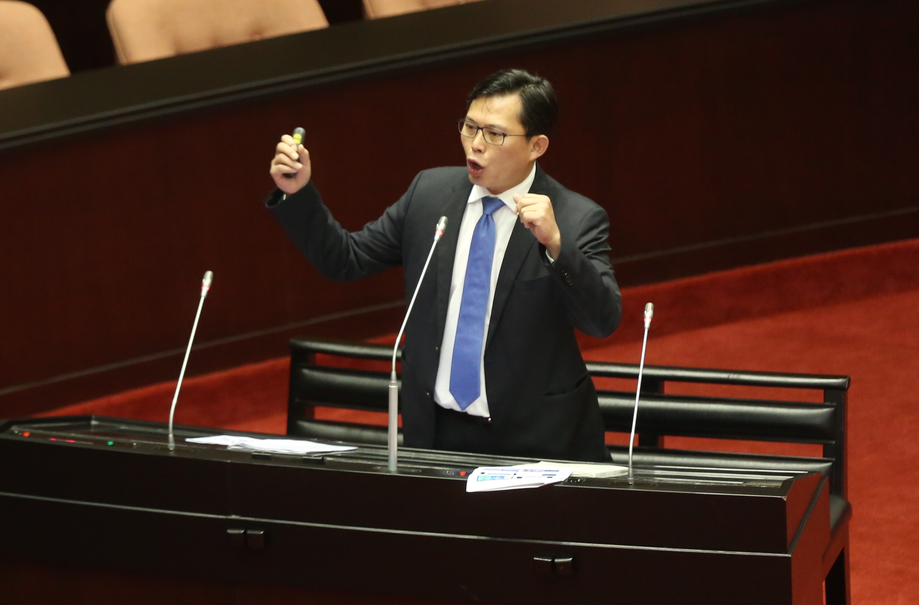 今天立院原定審查酒駕相關法案，但主持議會的副院長蔡其昌早早就宣布休息，引來時力立委黃國昌質疑酒駕修法根本在「打假球」。