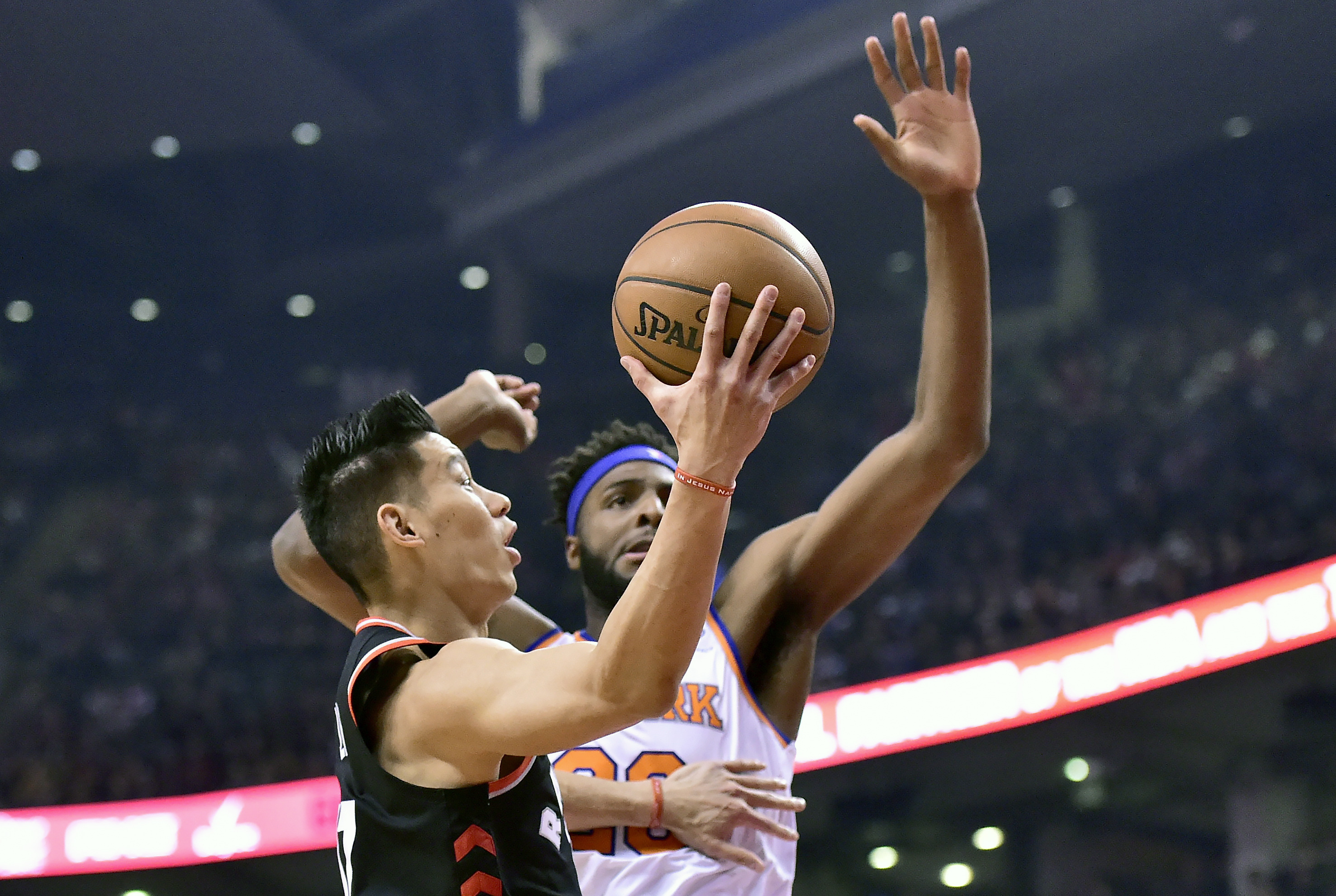 林書豪今天雖以替補身分上場，不過卻繳出全隊最高20分，終場幫助暴龍以128比92痛宰尼克。（東方IC）