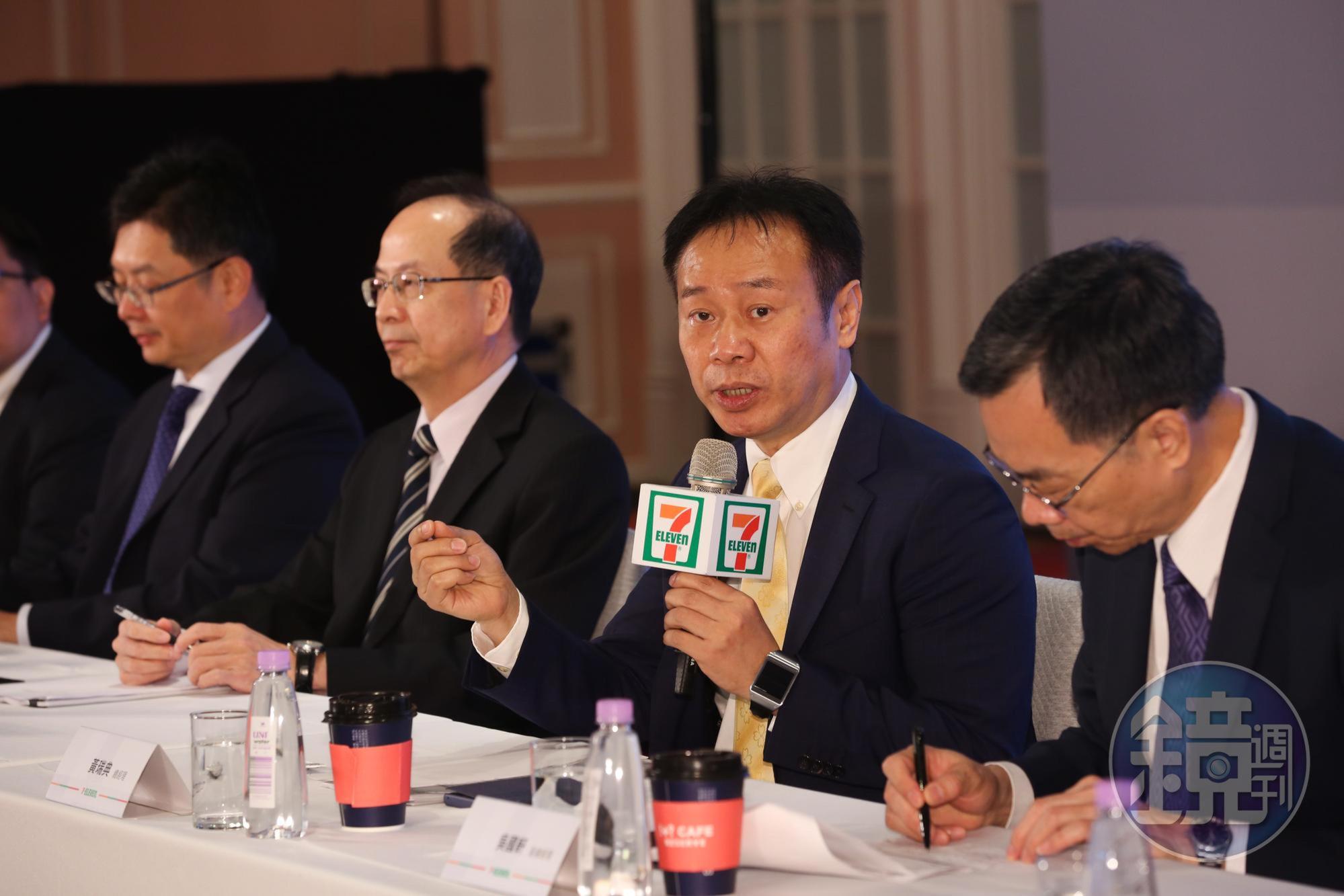 統一超總經理黃瑞典攜主管出席記者會,說明公司未來展望。