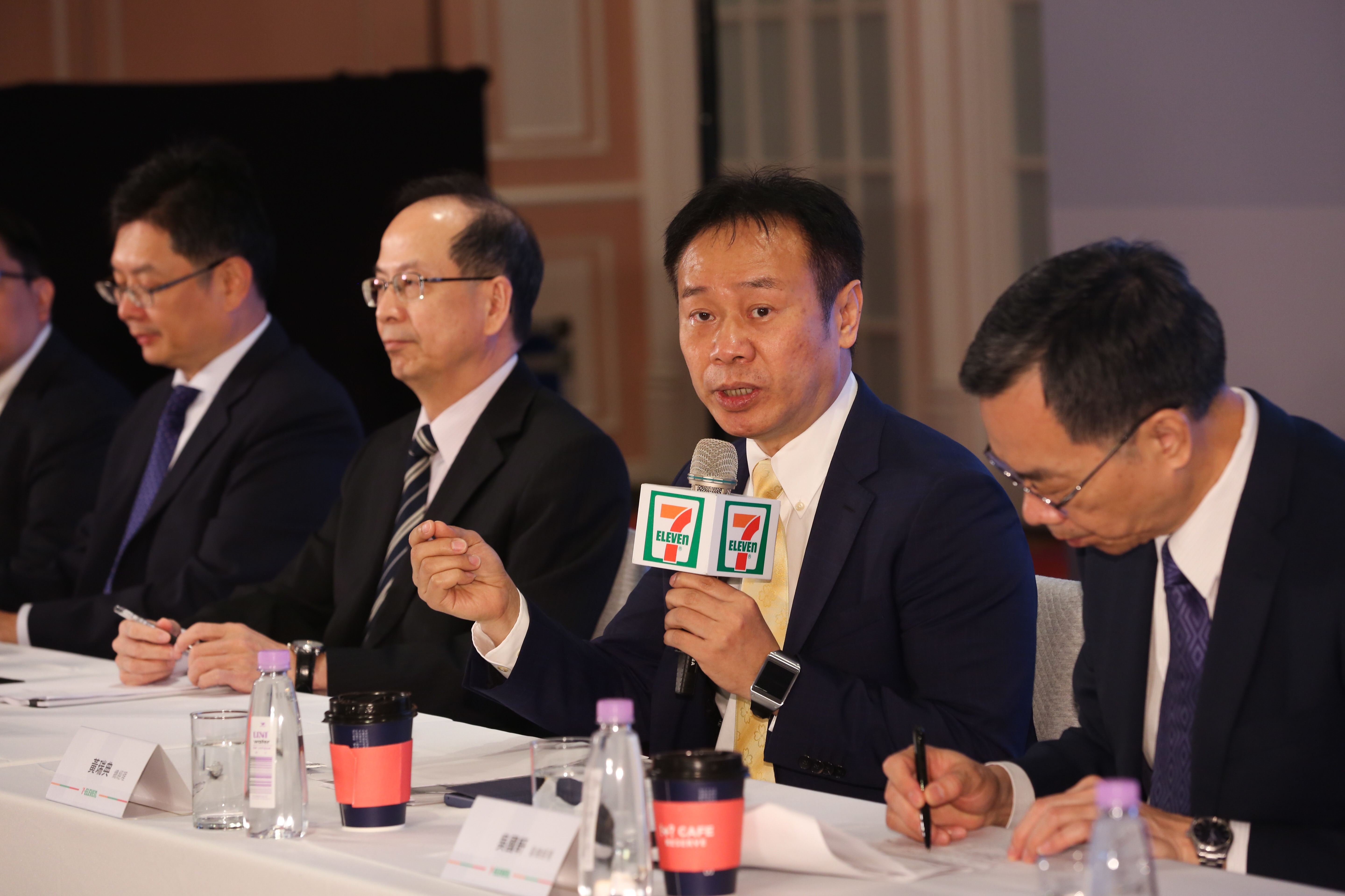 統一超總經理黃瑞典攜主管出席記者會，說明公司未來展望。