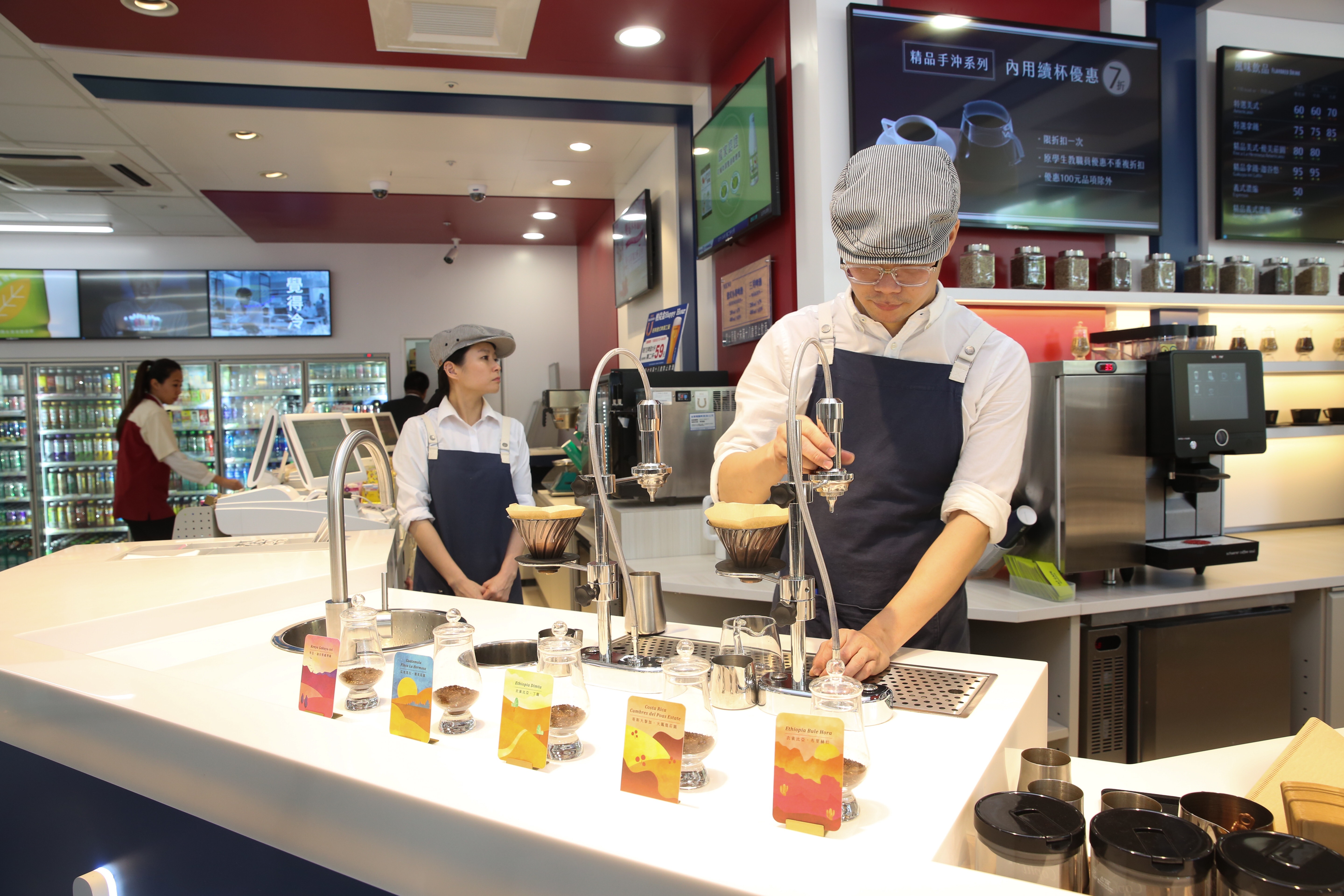 統一超商近年開出許多複合店，像去年底就發表全新店型「Big7」，將咖啡、閱讀、糖果、美妝、烘焙與超商6大業種整合在單一門市內。