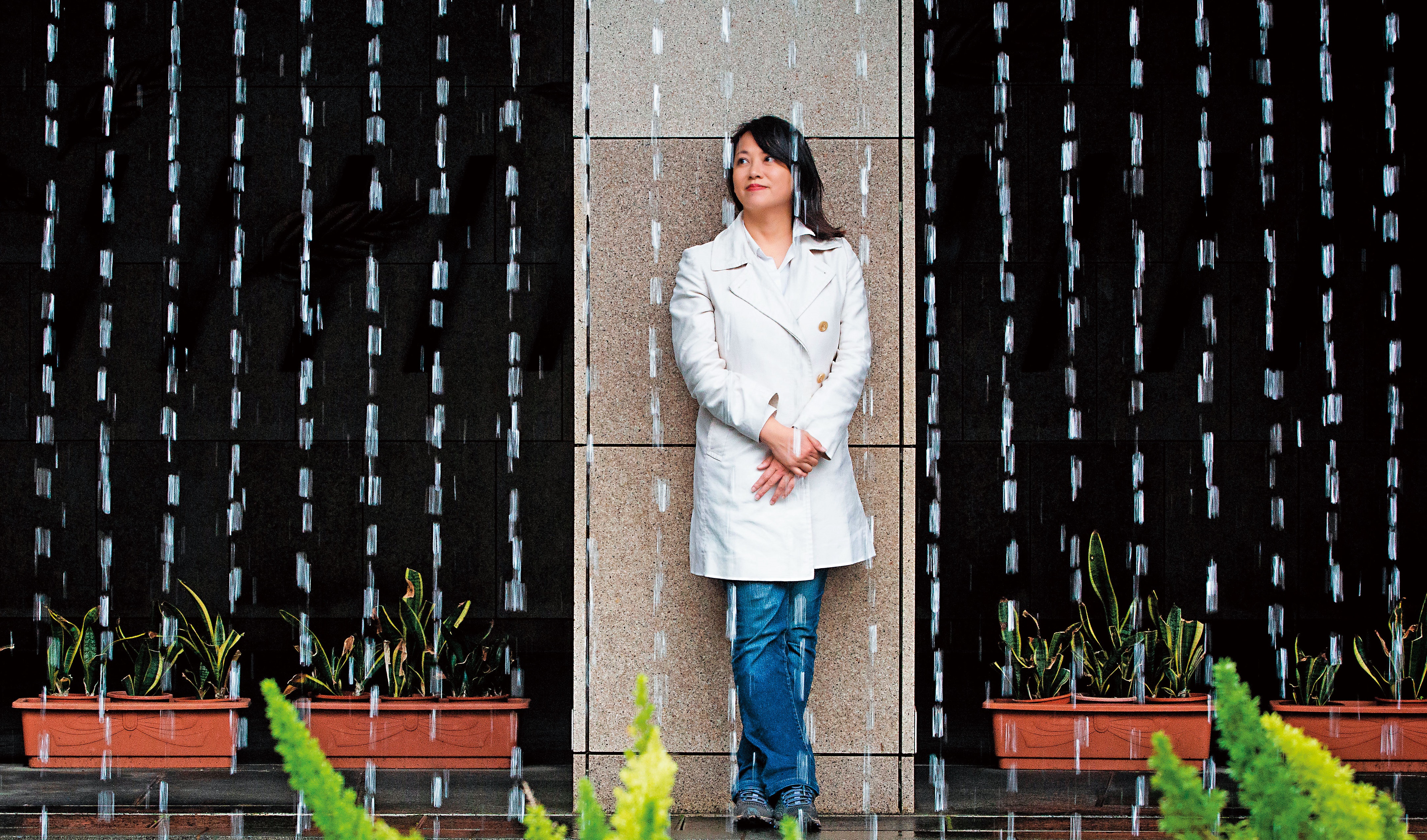 張惠菁在大安森林公園廣場的噴水池前。2次約訪，張惠菁都因記錯時間而略遲，抱歉地趕來，迷糊的個性是連張媽媽都認證的。