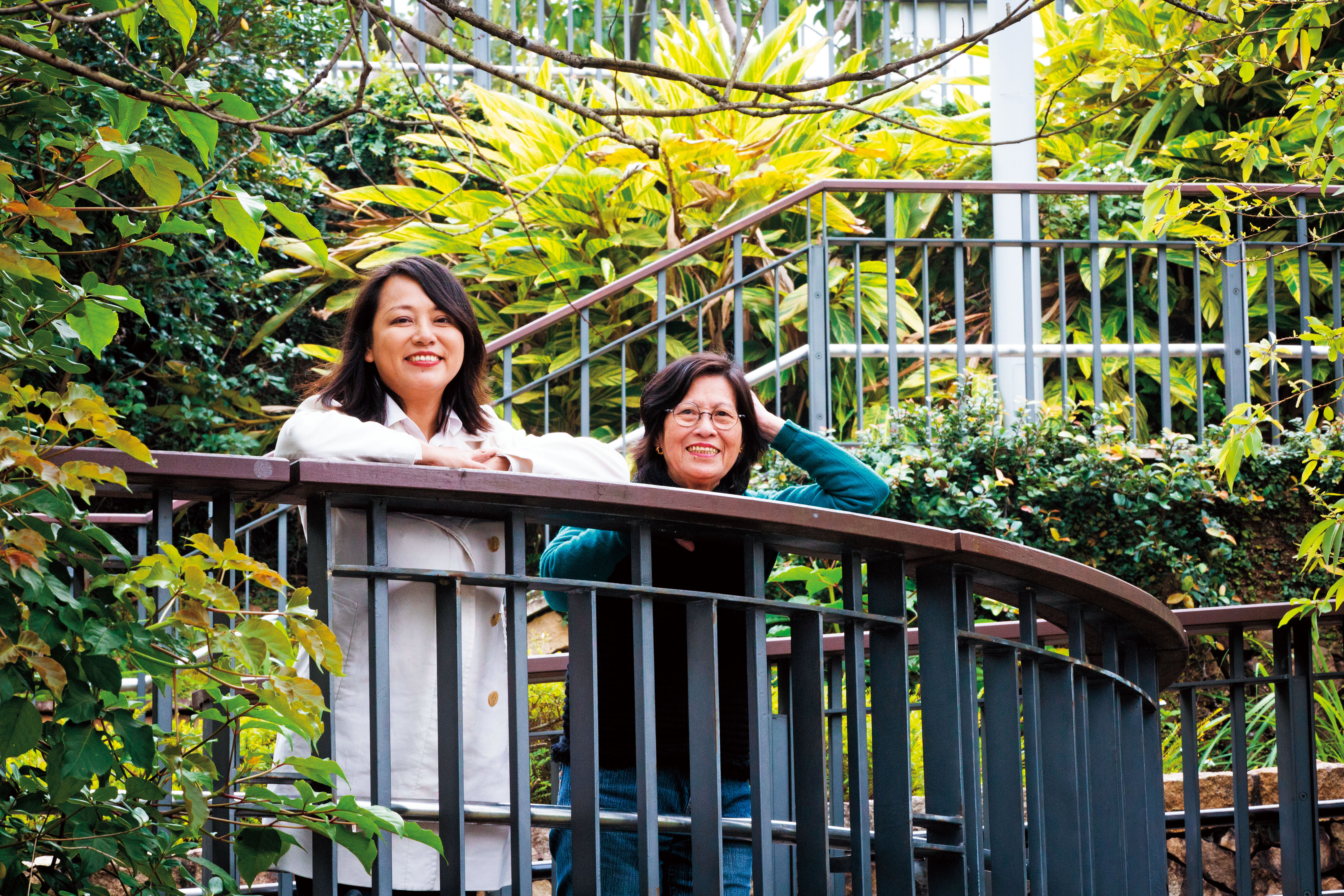 張惠菁（左）的2個姊妹早在美國結婚生子，目前她與80歲的母親（右）同住台北，一聊起女兒經，母親自豪地滔滔不絕。