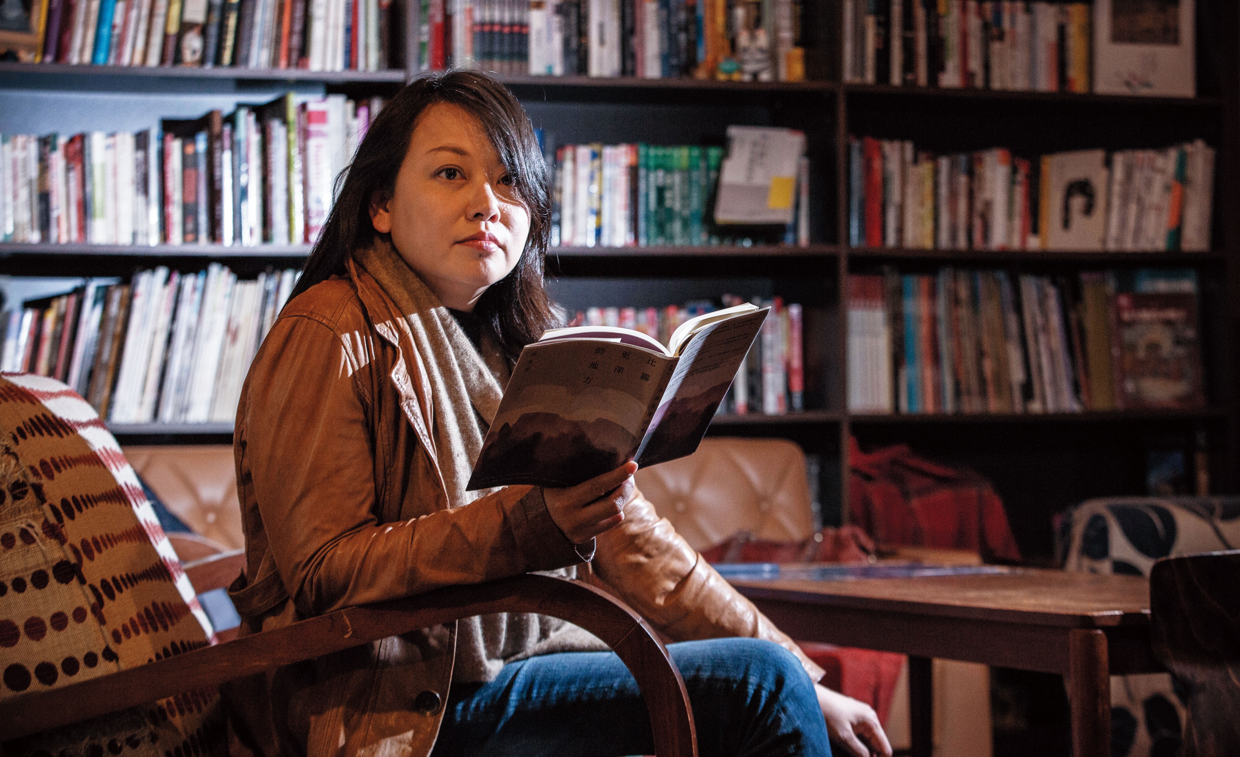 有人說張惠菁近作《比霧更深的地方》，不若早年結構嚴謹，她則說，因為早年努力想證明自己是聰明的人，但如今已不那麼迫切了。