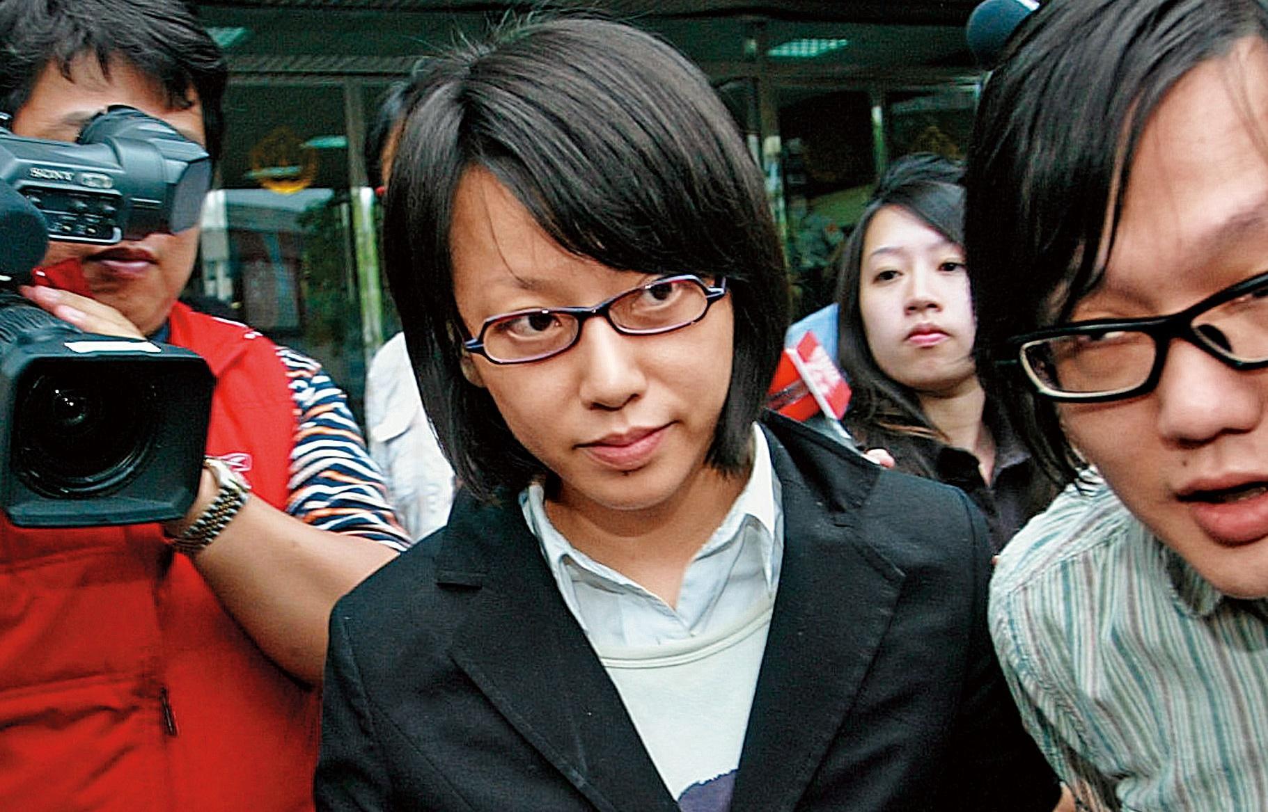 2009年5月18日，張惠菁自上海返台配合檢調偵訊「故宮南院案」，隔日步出士林地檢署，被媒體包圍。（聯合知識庫）