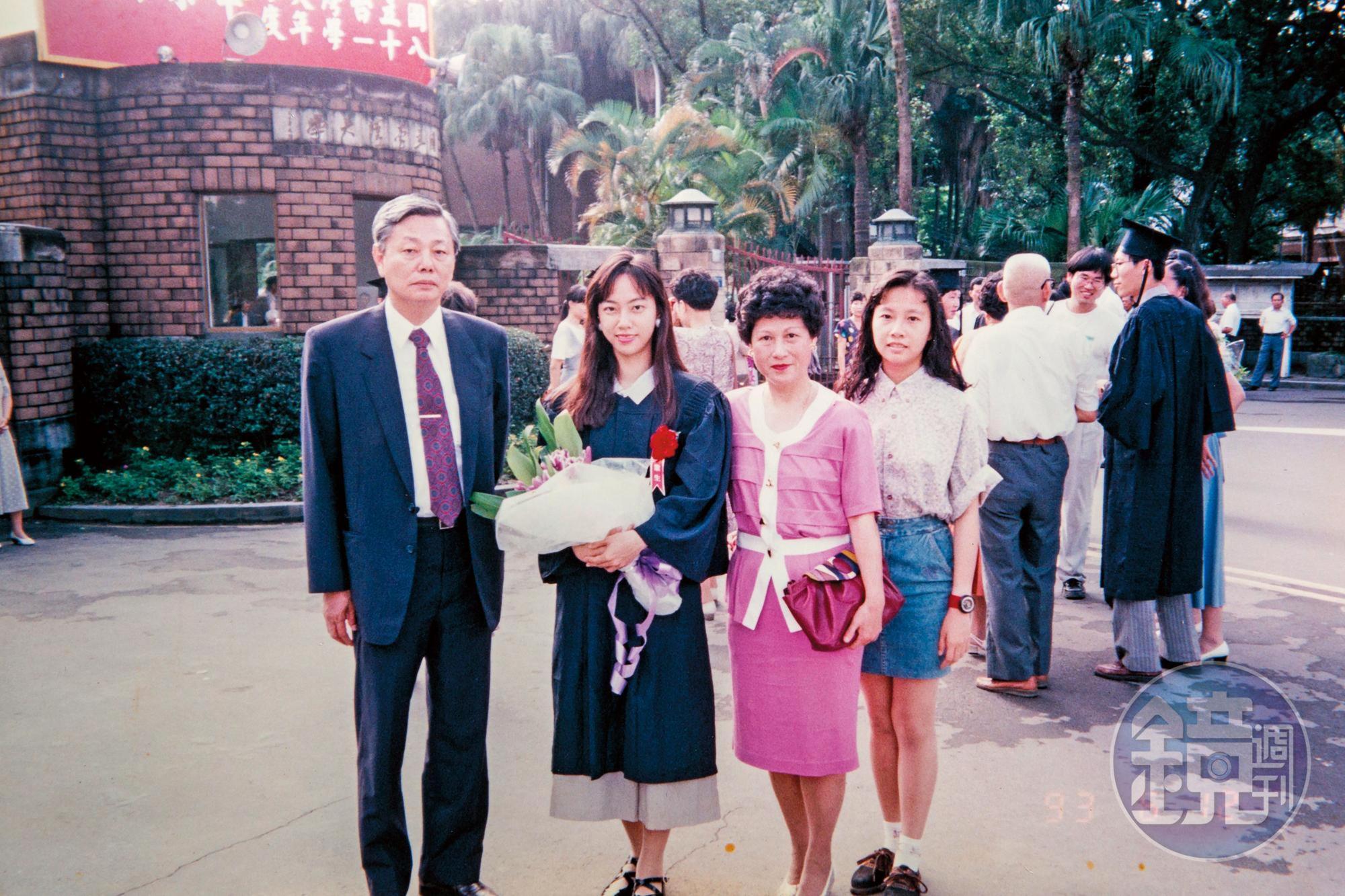 張惠菁台大畢業典禮當天,與爸爸、媽媽、妹妹留影。(張惠菁提供)