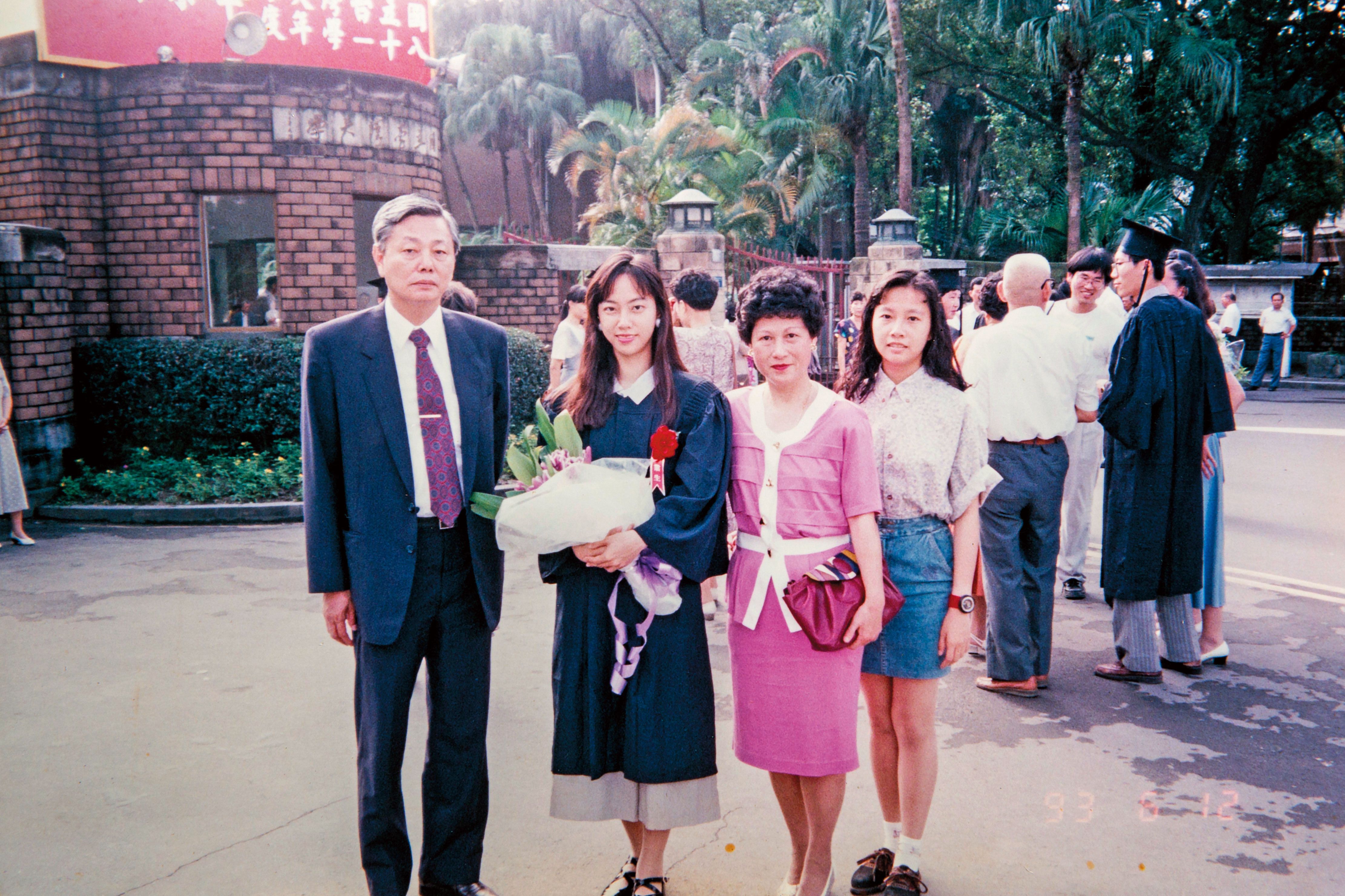 張惠菁台大畢業典禮當天,與爸爸、媽媽、妹妹留影。(張惠菁提供)