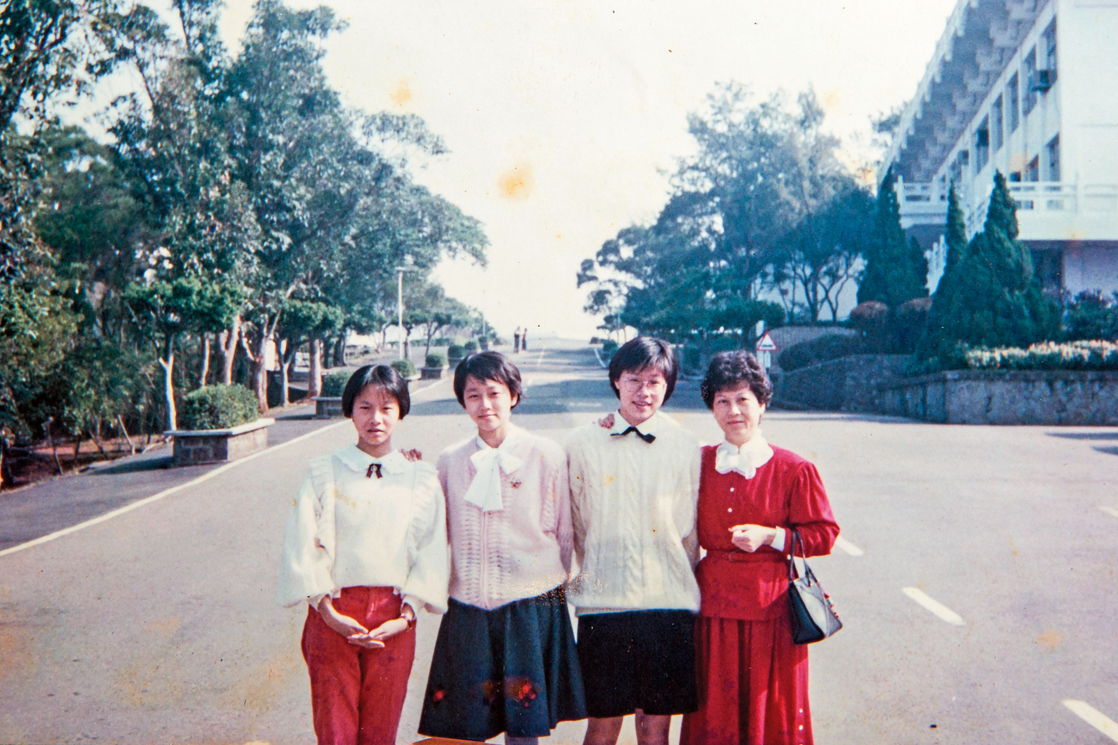 張惠菁在爸爸的母校淡江大學,與妹妹、姊姊、媽媽合影。(張惠菁提供)