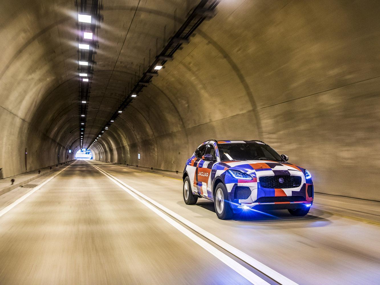 New Jaguar E-PACE外型設計靈感源自 F-TYPE 純種跑車,保留代表性的網狀水箱護罩、肌力線條與車身比例。