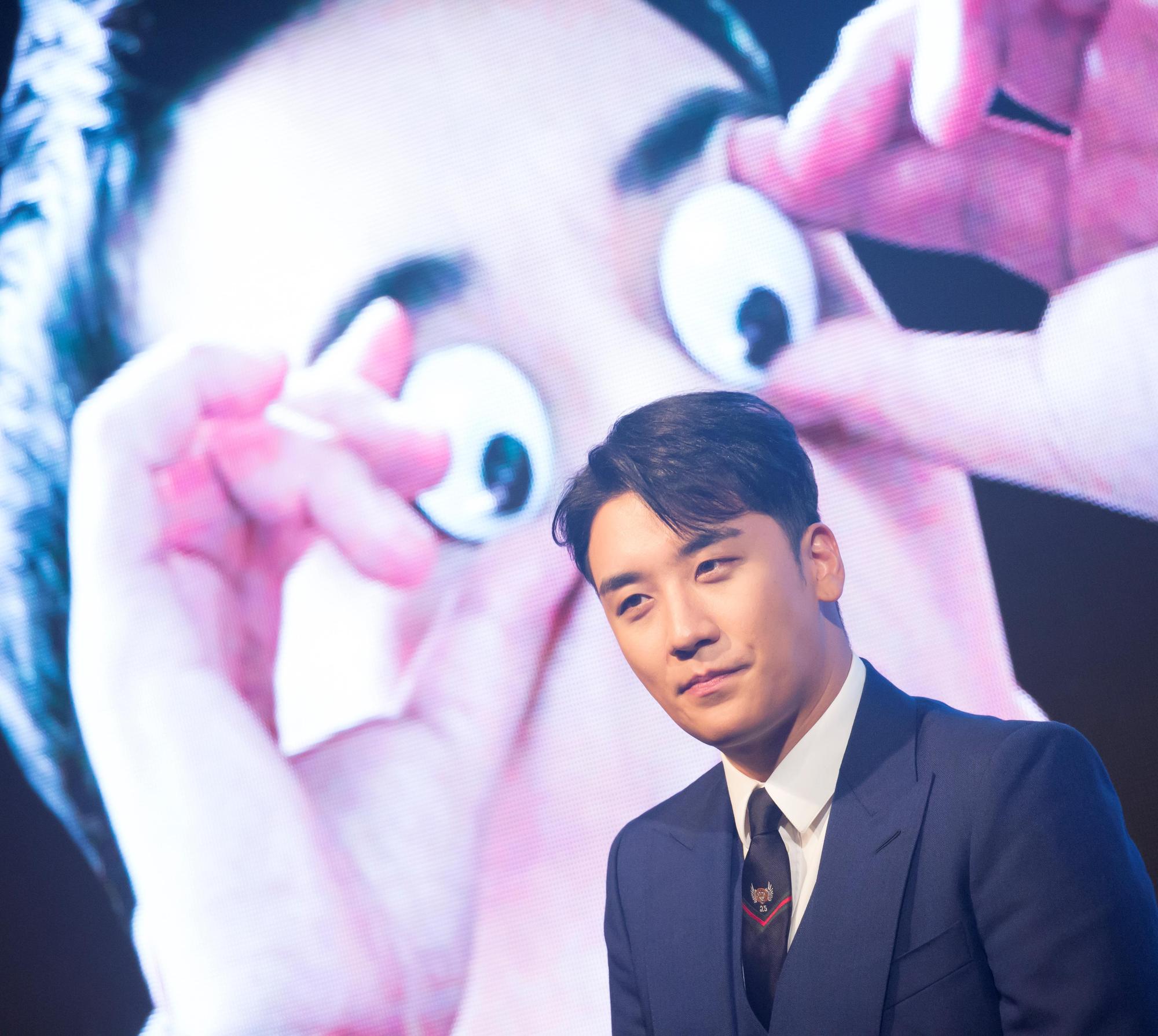 南韓偶像明星勝利去年10月在首爾出席Netflix影集《YG戰資》的首映。如今他涉多項指控宣布退出影藝圈。（東方IC）