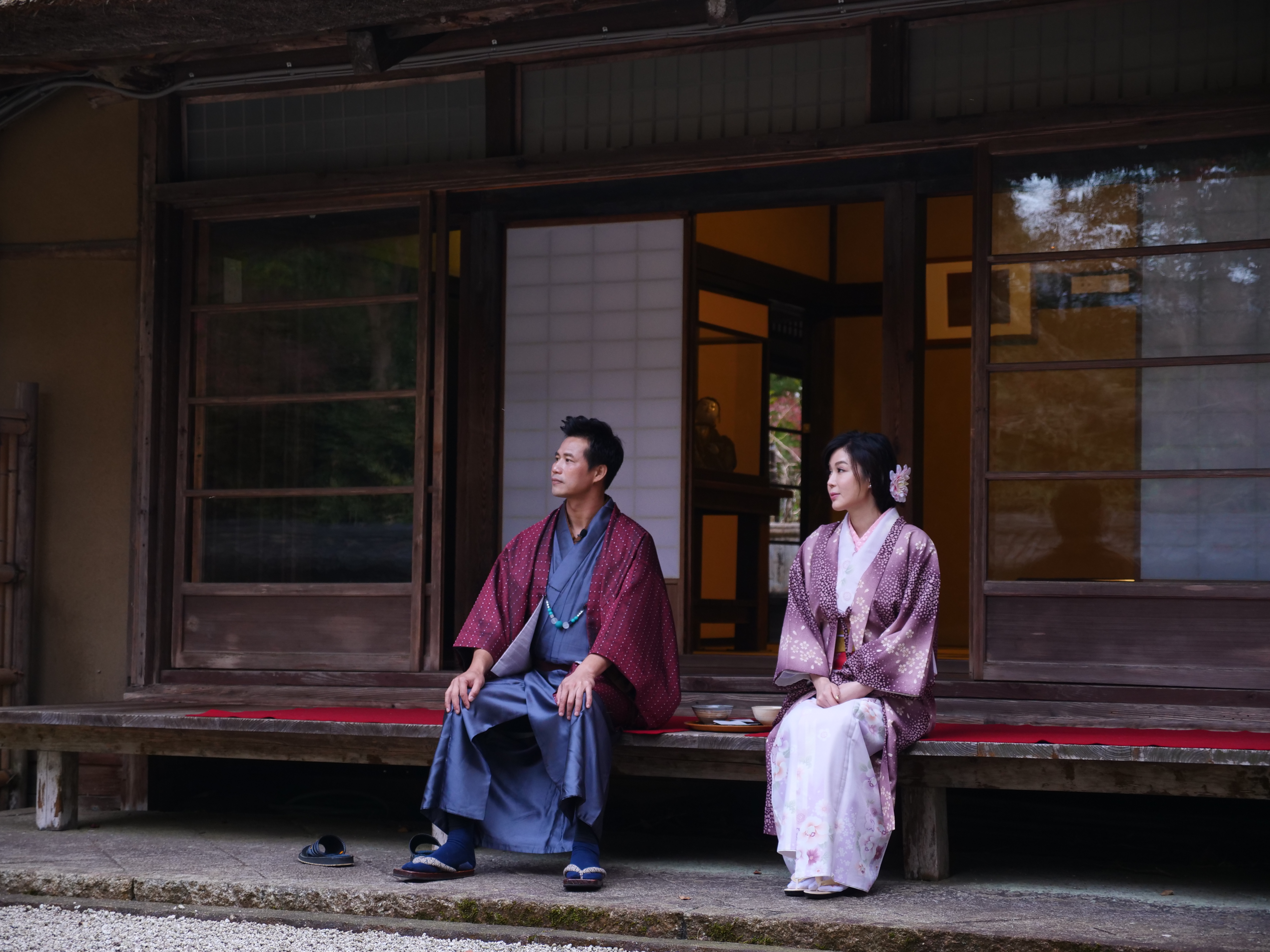 陳國華與Ivy為《嗨!LET'S GO 3》赴日出外景，到日本知名藝術家「北大路魯山人」故居參訪，穿著和服享受悠閒下午茶時光。（亞旅台提供）