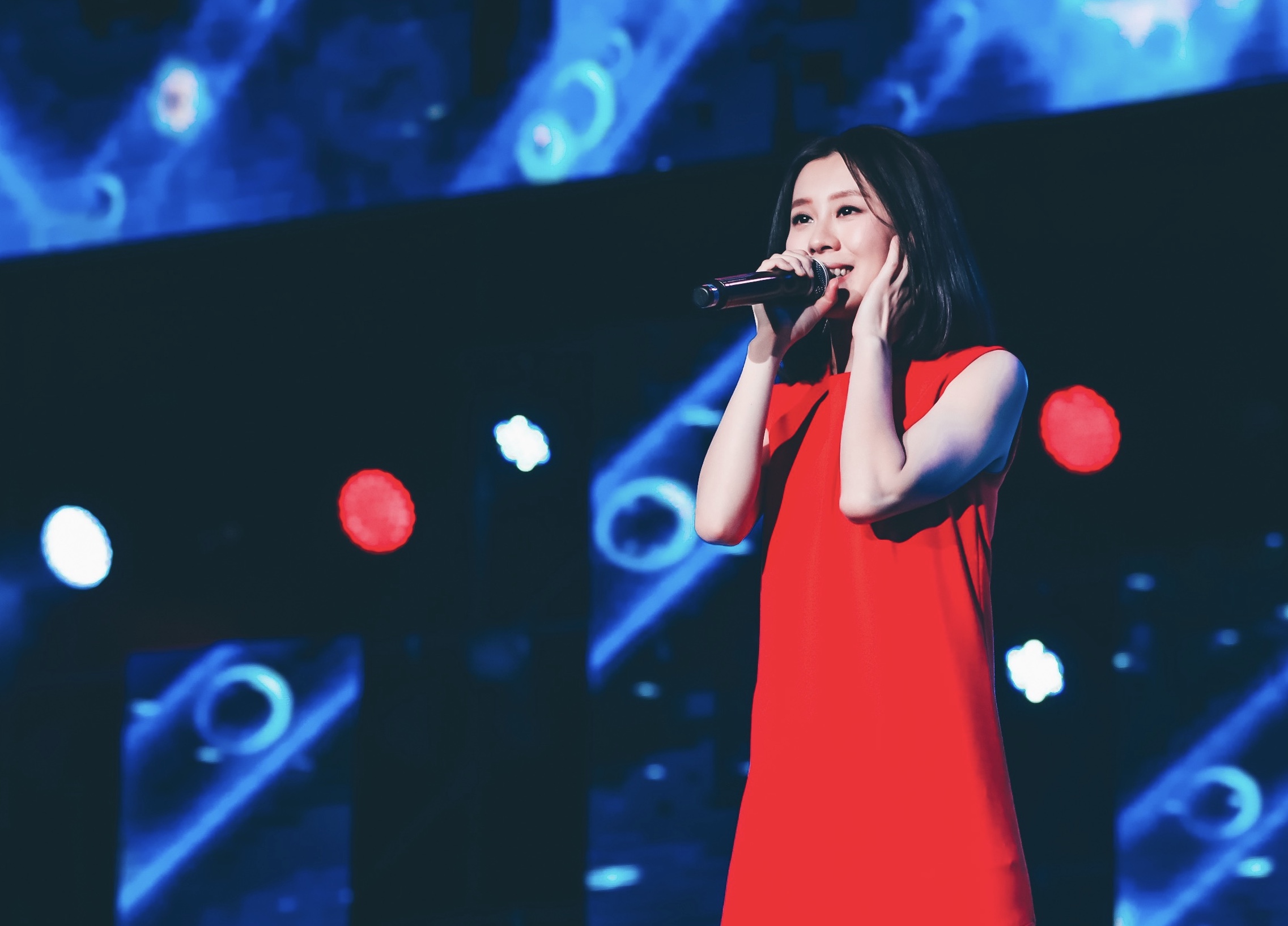 白安現場演唱〈讓我逃離平庸的生活〉，透露 6月將在台灣開唱。（相信音樂提供）