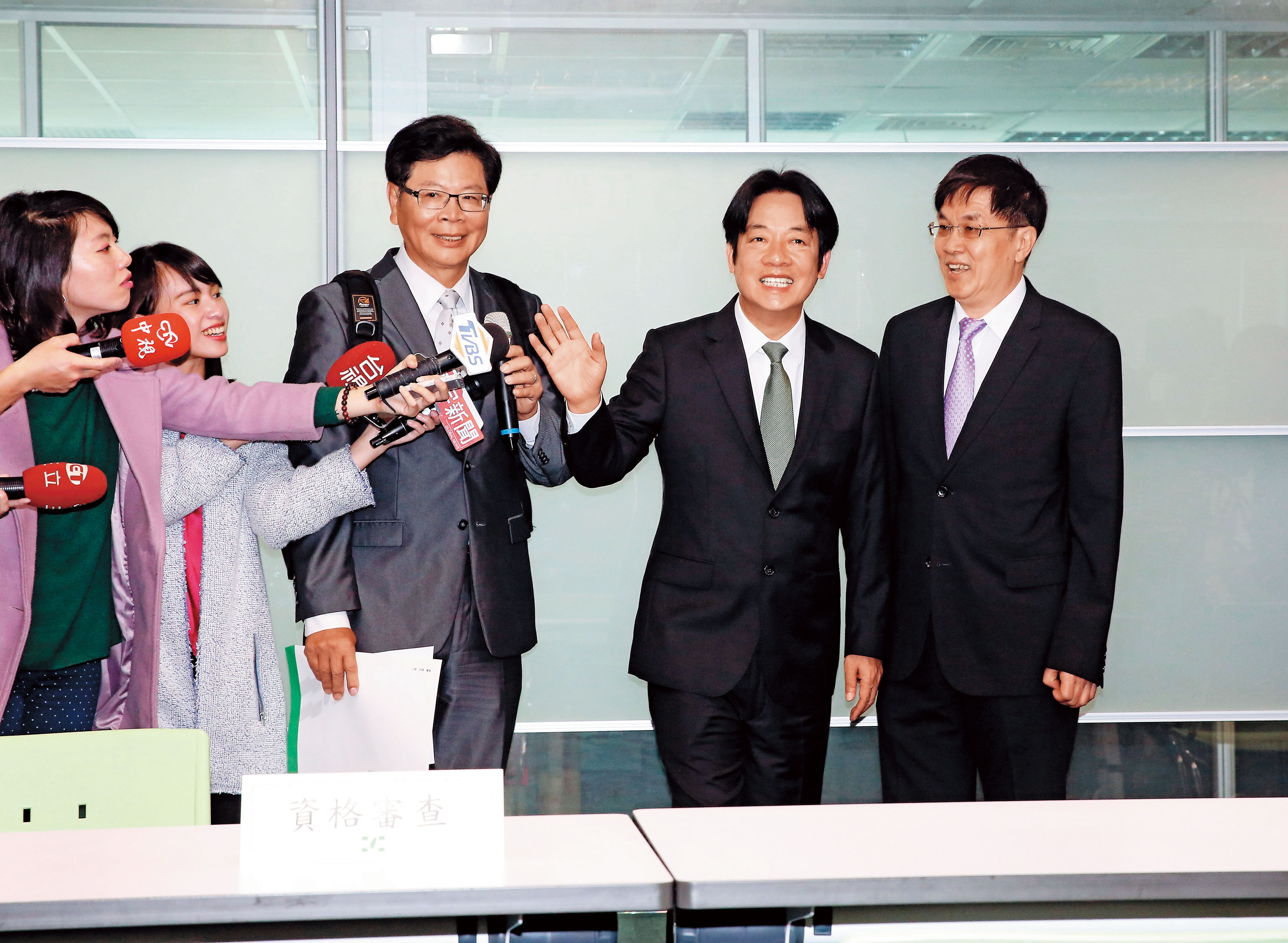 前行政院長賴清德週一中午登記參選民進黨總統黨內初選，為2020年總統選情拋下震撼彈。