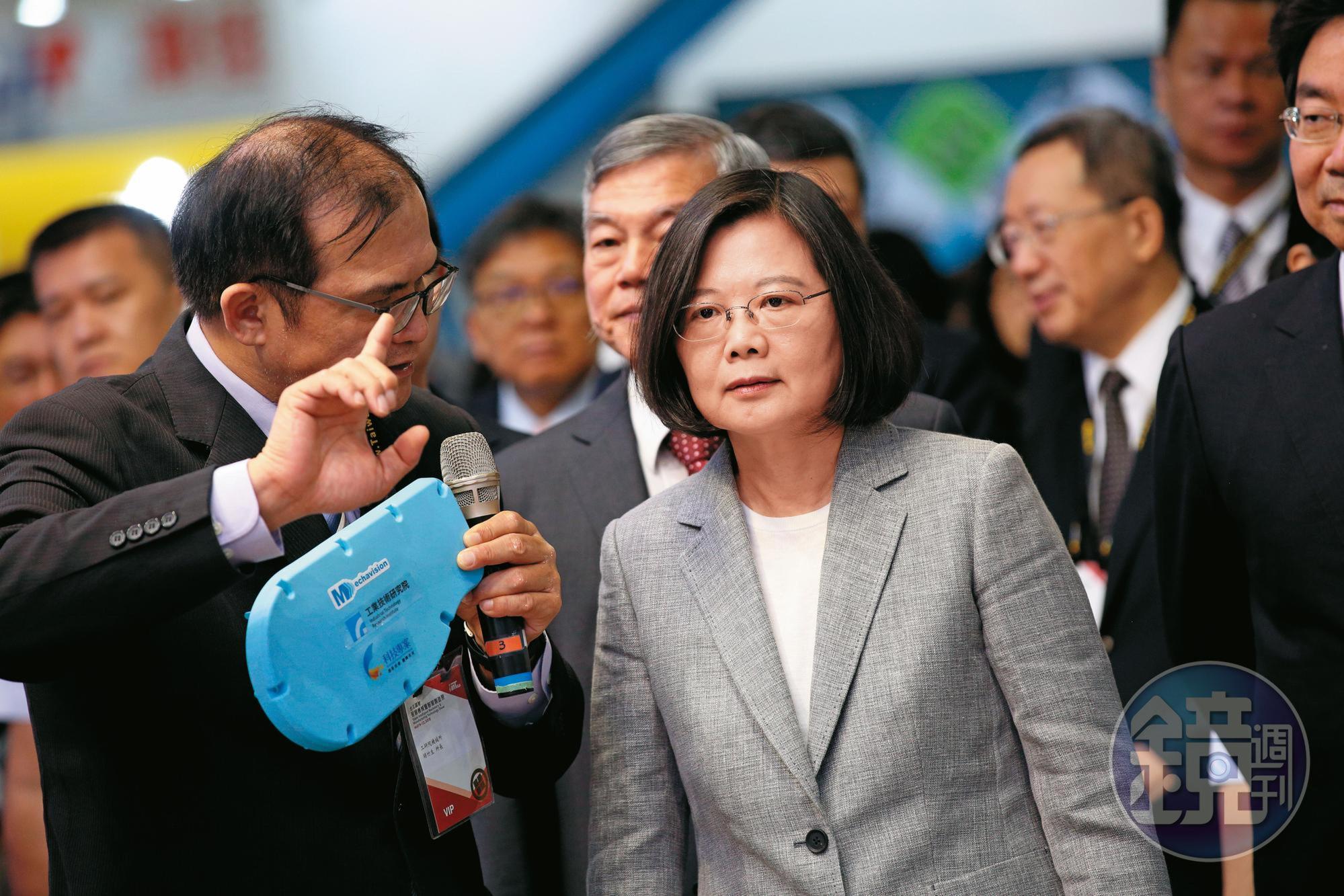 已宣布競選連任的總統蔡英文，將在黨內初選與賴清德對決，綠營分裂危機一觸即發。