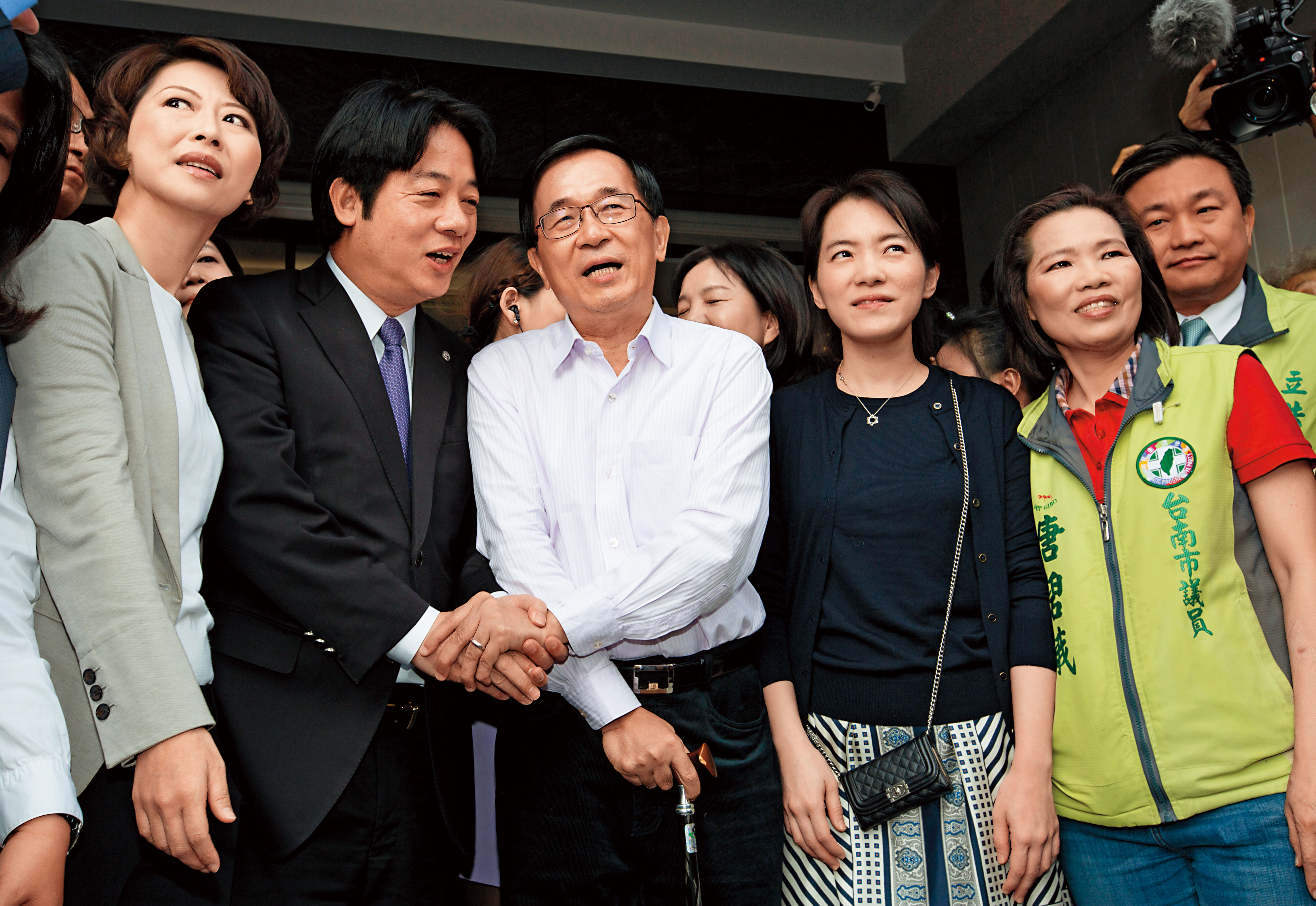 前總統陳水扁(右2)在立委補選中扮演關鍵角色,賴清德(左2)登記參選時仍表態支持特赦陳水扁。