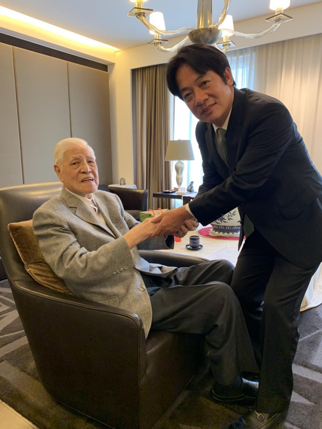 前行政院長賴清德拜會前總統李登輝。（李登輝辦公室提供）