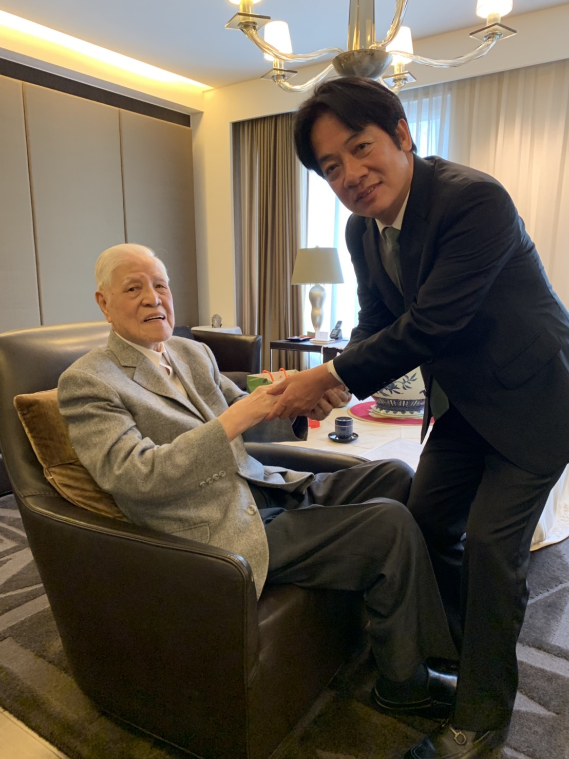 前行政院長賴清德拜會前總統李登輝。（李登輝辦公室提供）