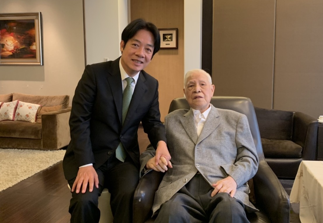 賴清德與李登輝合照。（李登輝辦公室提供）