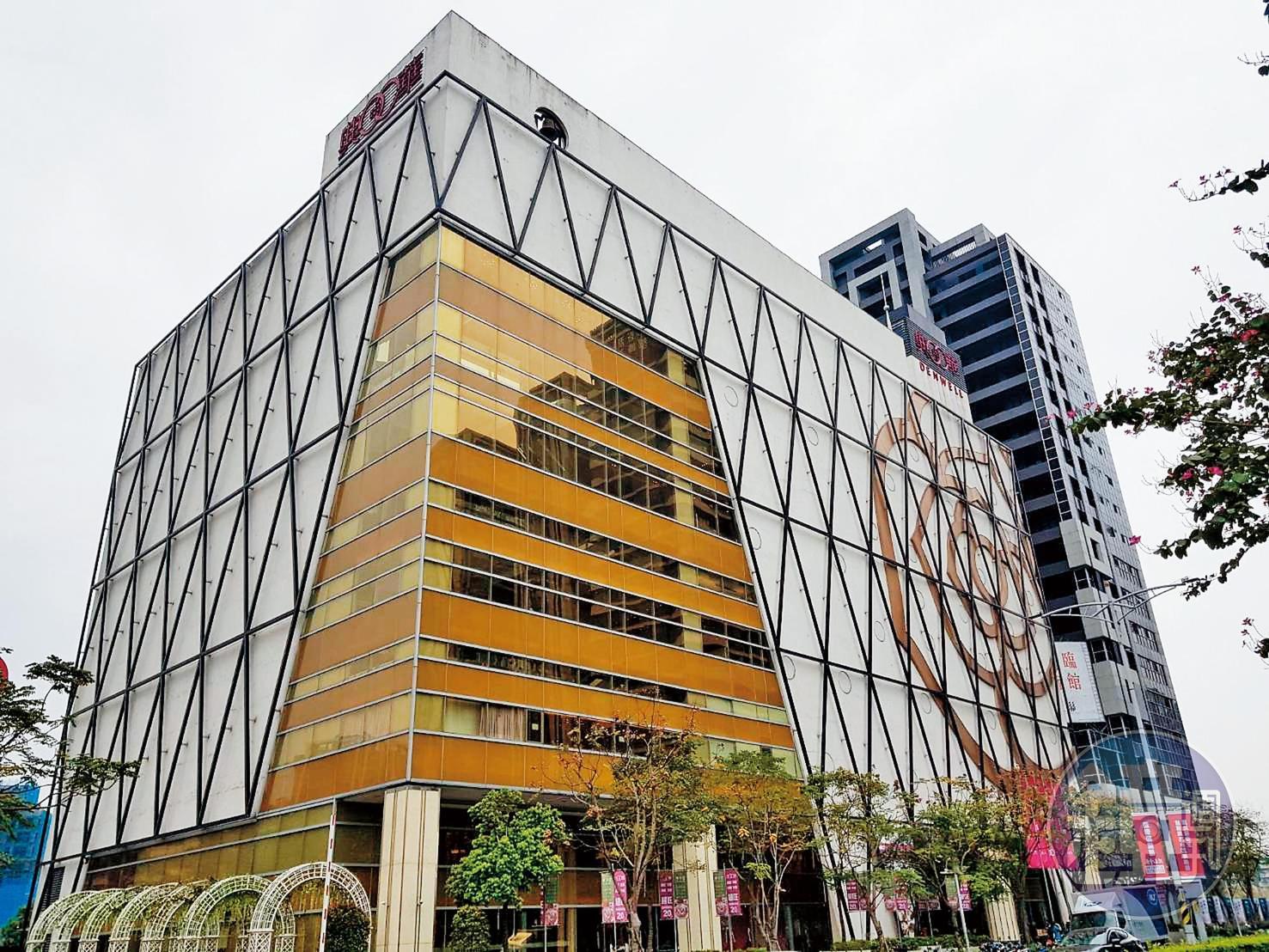 張書維在高檔餐廳宴請女記者喝春酒,席間一行人喝掉一瓶一公升的威士忌。