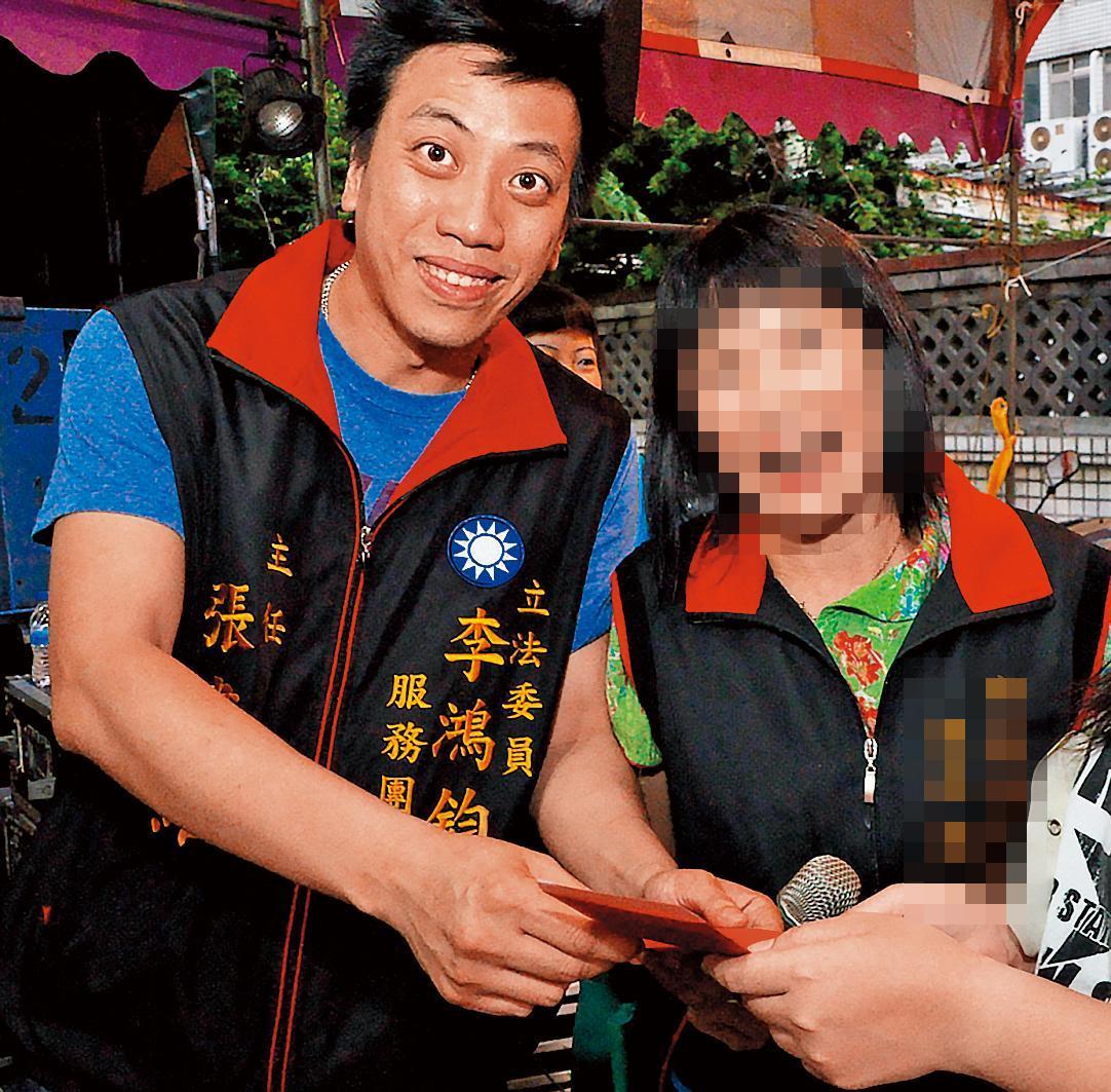 張書維(左)擔任國會助理18年,常替立委跑攤,人脈豐沛,涉及猥褻及性侵未遂挨告。(翻攝新莊報導)