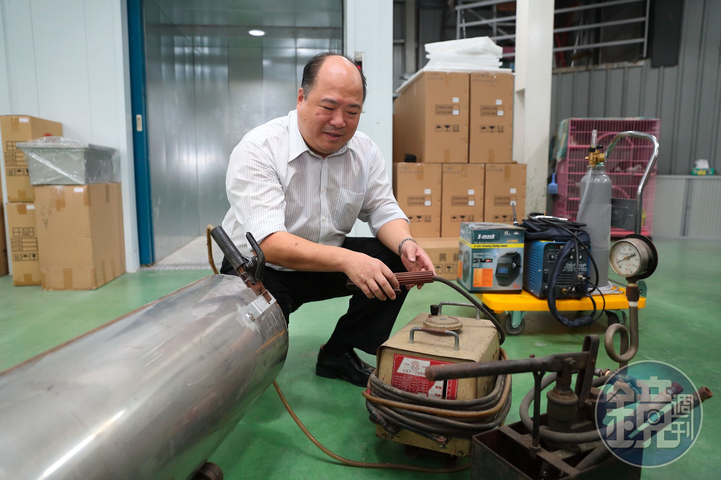 廠裡還有林永祥父親當年裝修電熱水器時用來焊接及測水壓的工具。林永祥說現在應該已沒什麼師傅會用了。