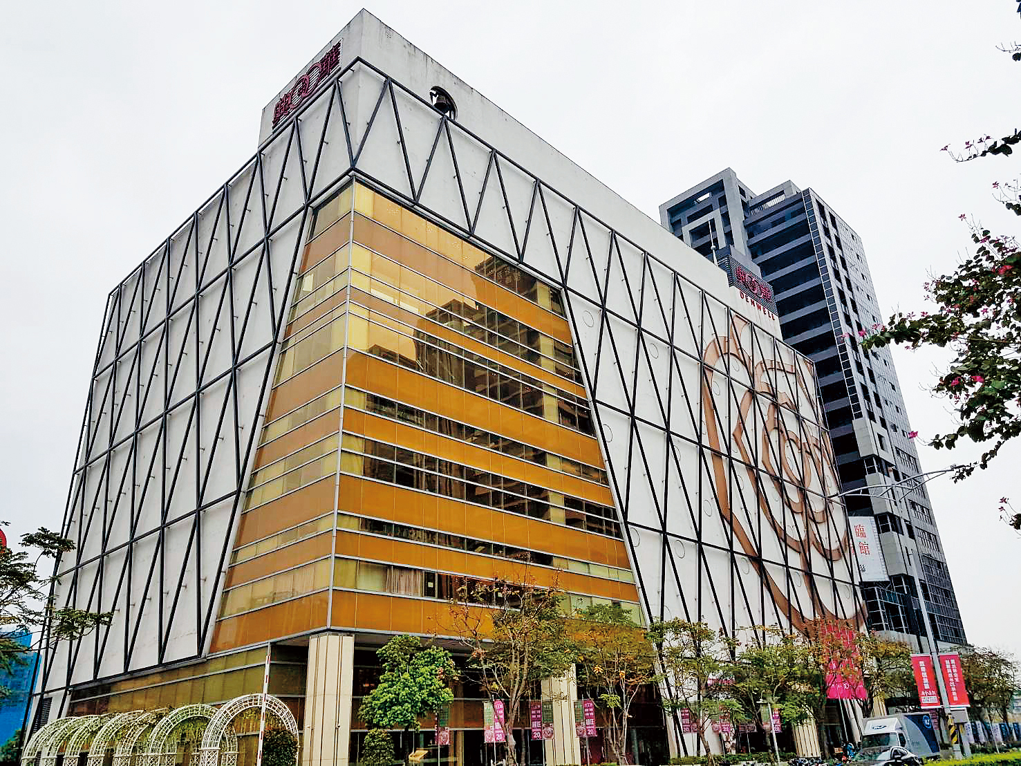 張書維在高檔餐廳宴請女記者喝春酒,席間一行人喝掉一瓶一公升的威士忌。