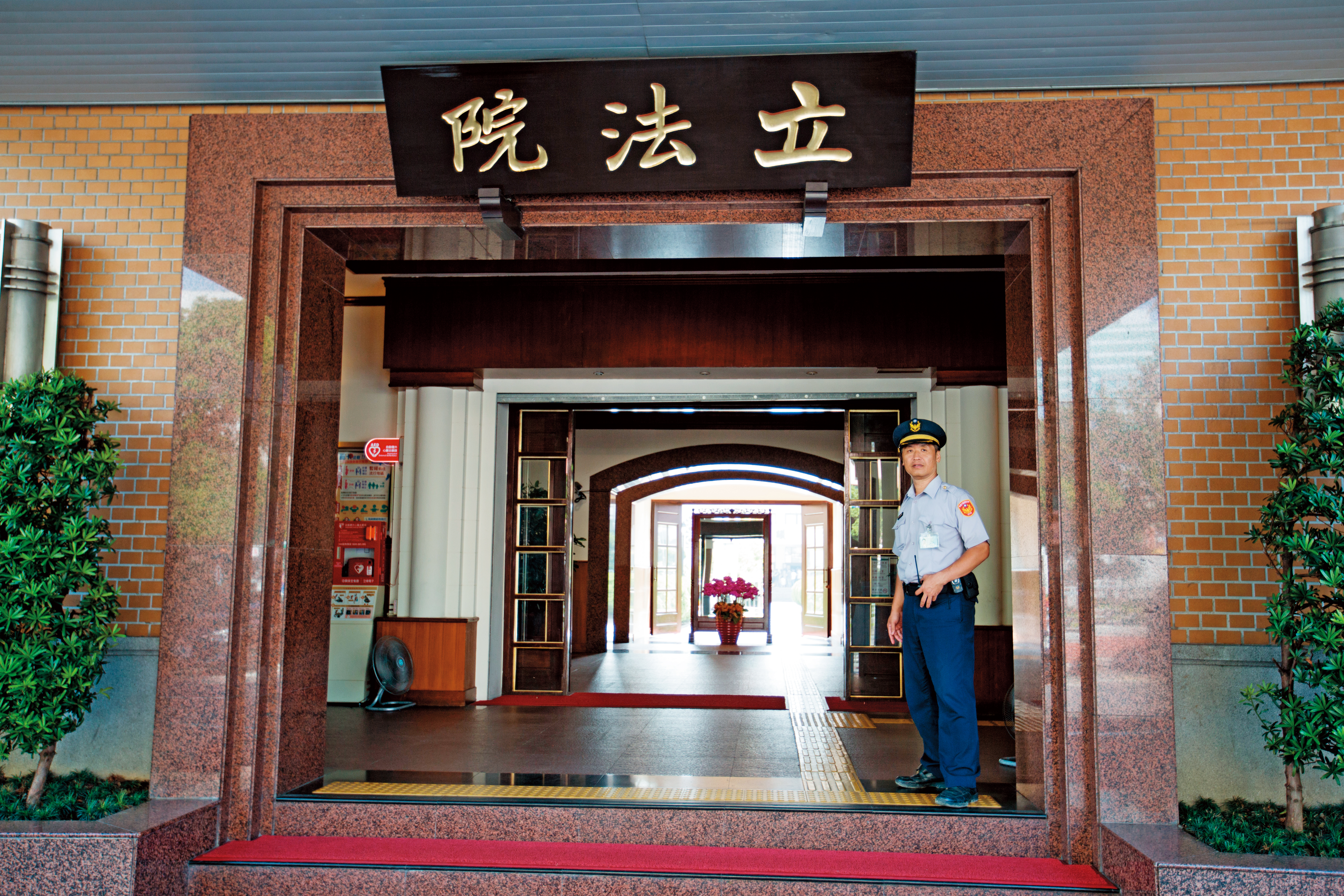 去年驚傳立法院性騷，至少6人受害，最後卻無疾而終，如今再傳立委服務處主任欲染指女記者。