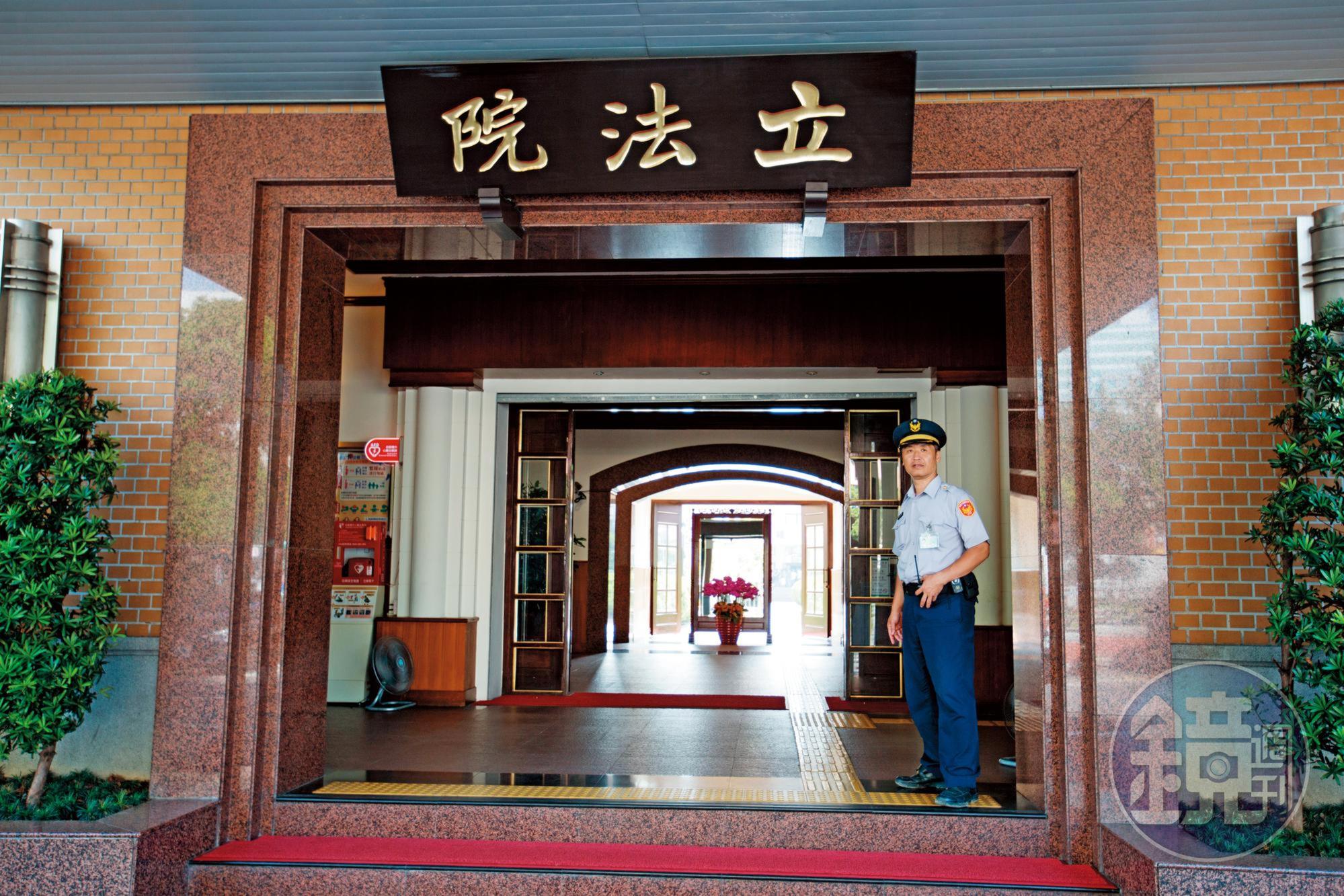 去年驚傳立法院性騷，至少六人受害，最後卻無疾而終，如今再傳立委服務處主任欲染指女記者。