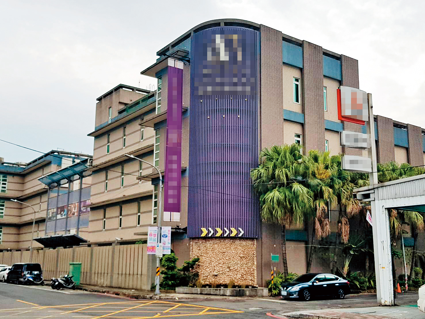 張書維酒醉後,堅持要到汽車旅館休息,涉誘騙女記者進房後,企圖性侵害。