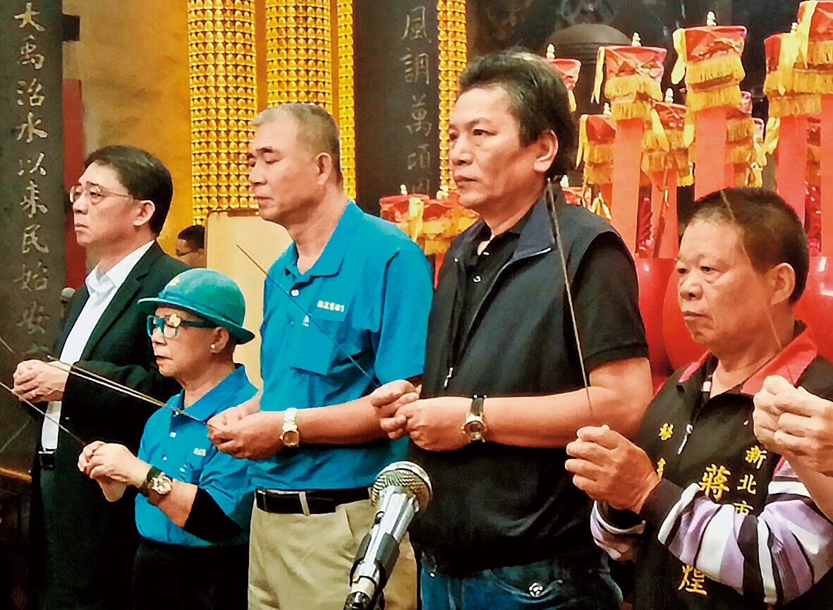 4連霸的親民黨立委李鴻鈞(右2)勤跑基層,未料,他的服務處主任竟被控涉對2名女記者襲胸及性侵未遂,震撼地方人士。(翻攝李鴻鈞臉書)