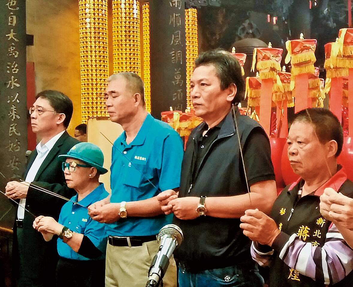 4連霸的親民黨立委李鴻鈞(右2)勤跑基層,未料,他的服務處主任竟被控涉對2名女記者襲胸及性侵未遂,震撼地方人士。(翻攝李鴻鈞臉書)