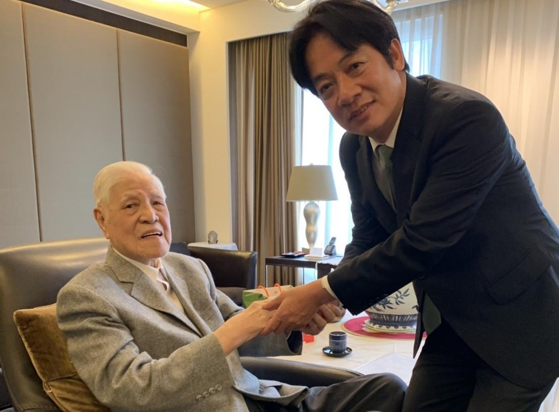 前行政院長賴清德拜會前總統李登輝。(李登輝辦公室提供)