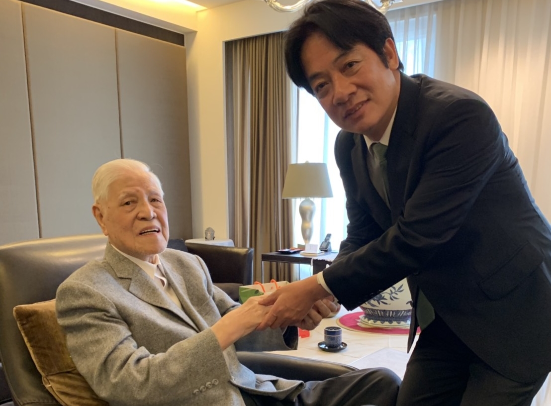 前行政院長賴清德拜會前總統李登輝。（李登輝辦公室提供）