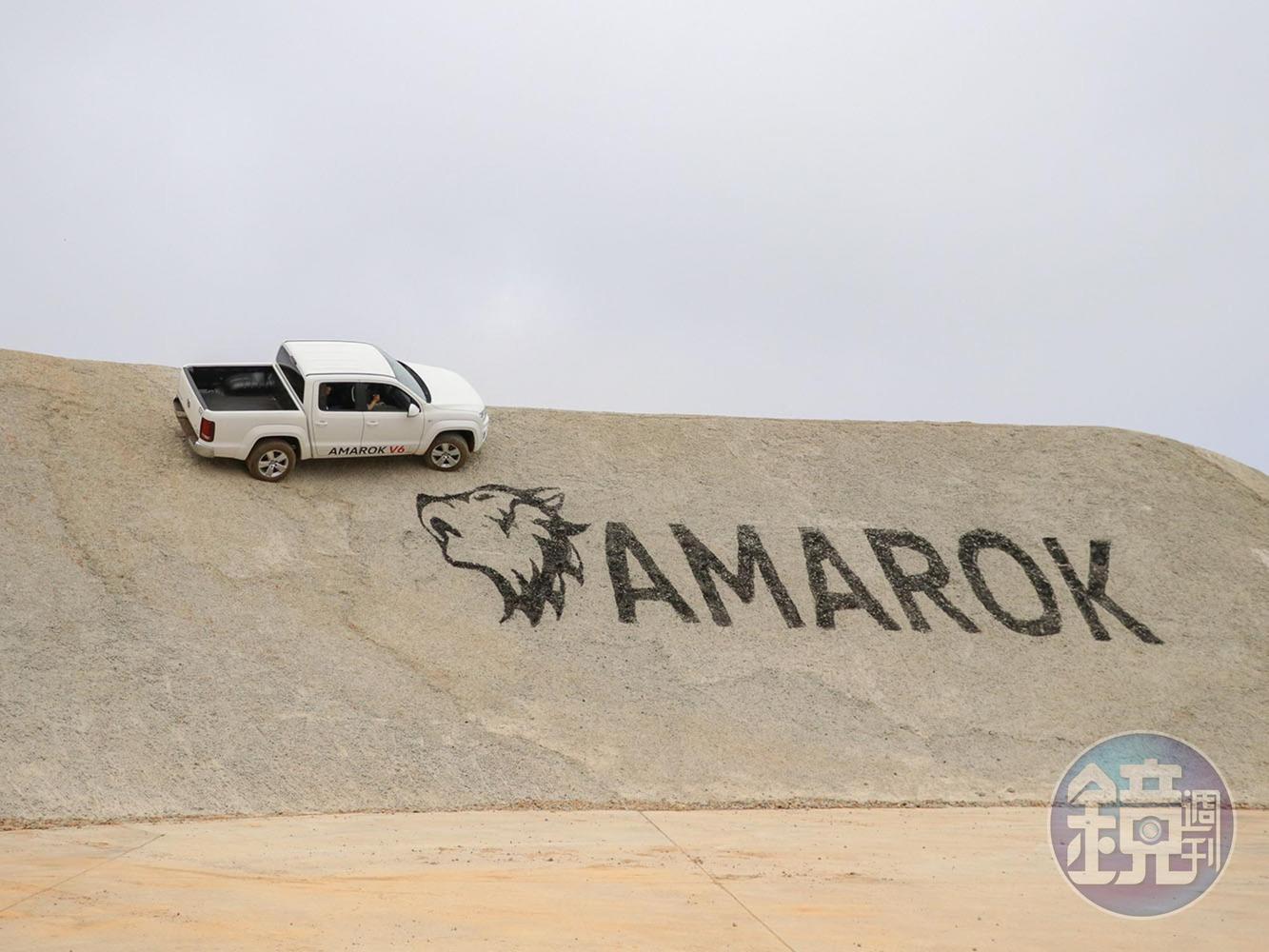 Amarok可橫移行進在斜坡上。