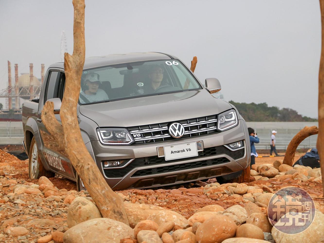 經過砲彈坑，Amarok可透過差速器鎖定來輕易脫困。